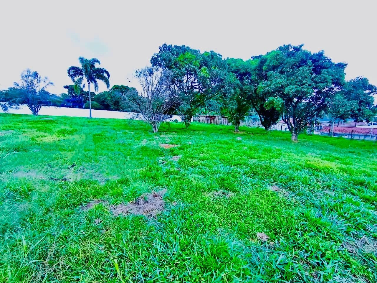 Terreno à venda com 2.500 m² no Condomínio Chácaras Cataguá em Taubaté/SP. 