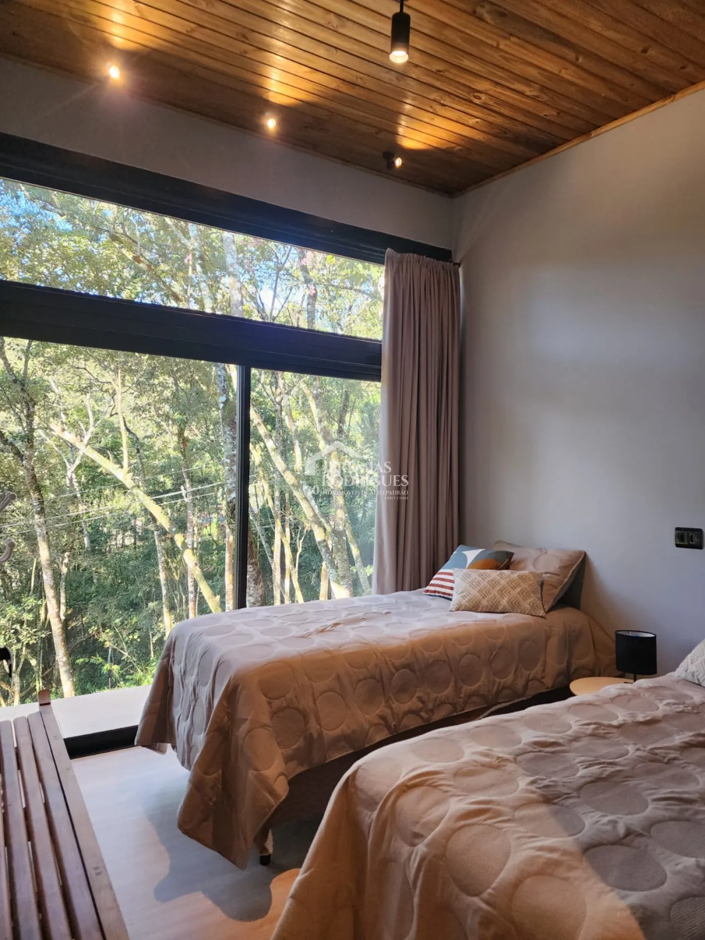Casa à venda com 2 dormitórios no Condomínio Villagio Santa Cruz em Santo Antônio do Pinhal/SP.