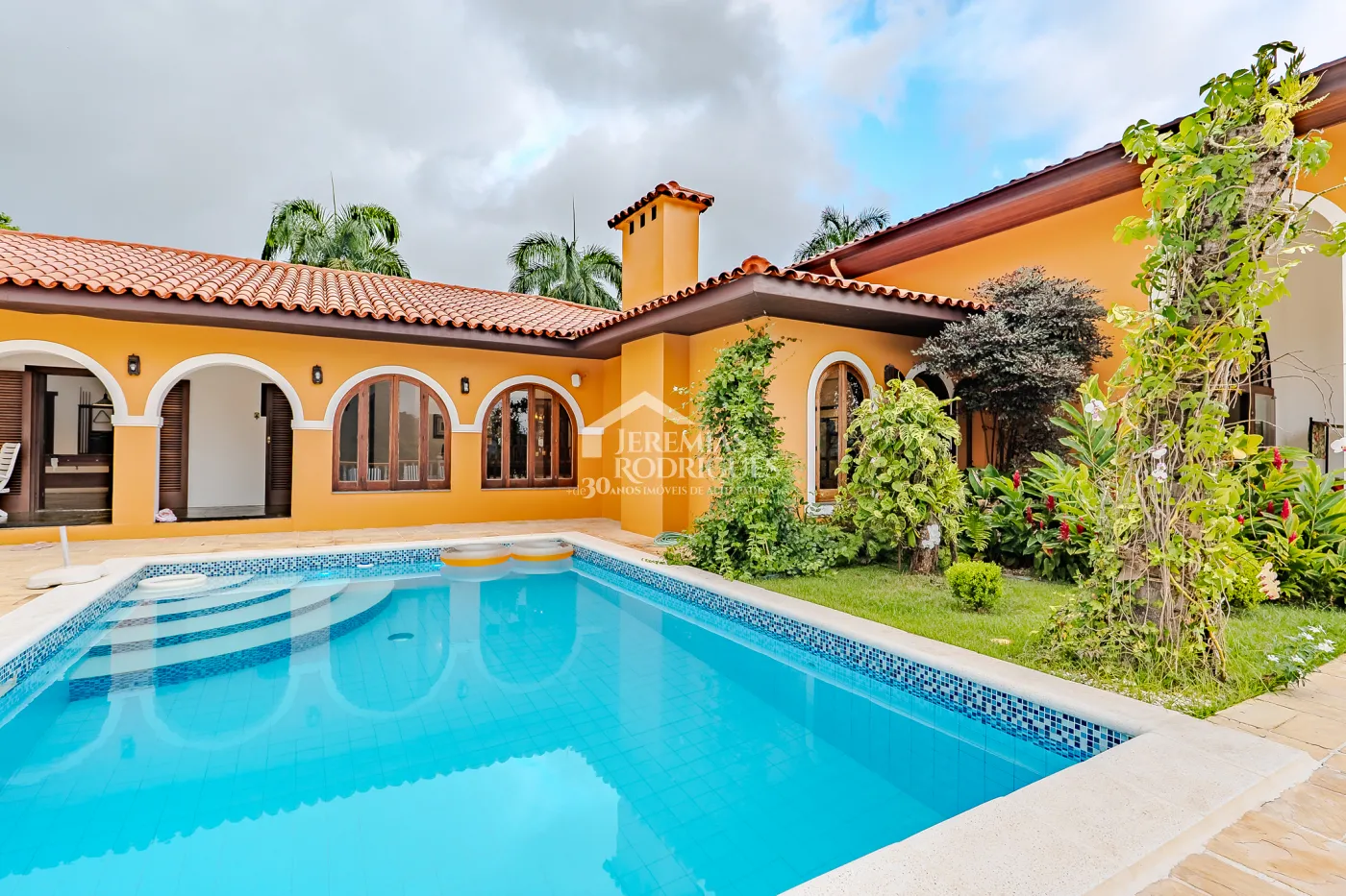 Mansão à venda com 7suítes no Condomínio Santa Rita em Ubatuba/SP.