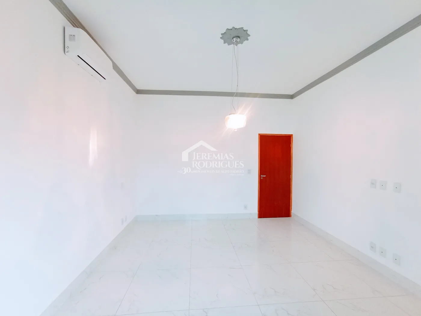 Casa para venda e locação com 3 dormitórios, no Condomínio Colonial Village II em Pindamonhangaba/SP