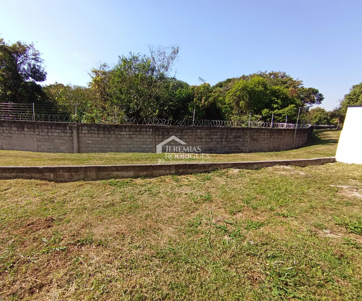 Terreno à venda com 332 m² no Condomínio Parque das Araucárias, em Tremembé/SP.