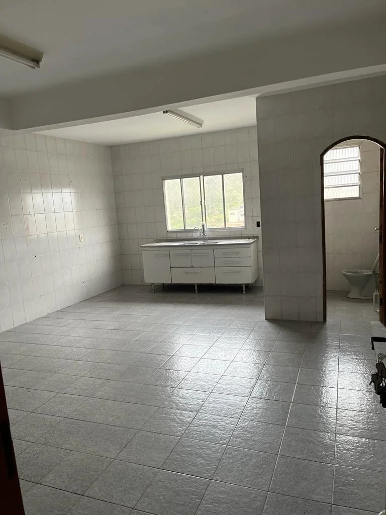 Casa GRANDE, 153m², Térrea com 03 quartos, 02 Vagas de Garagem Coberta, para locação no Jardim Ipê 4, São Bernardo do Campo - SP