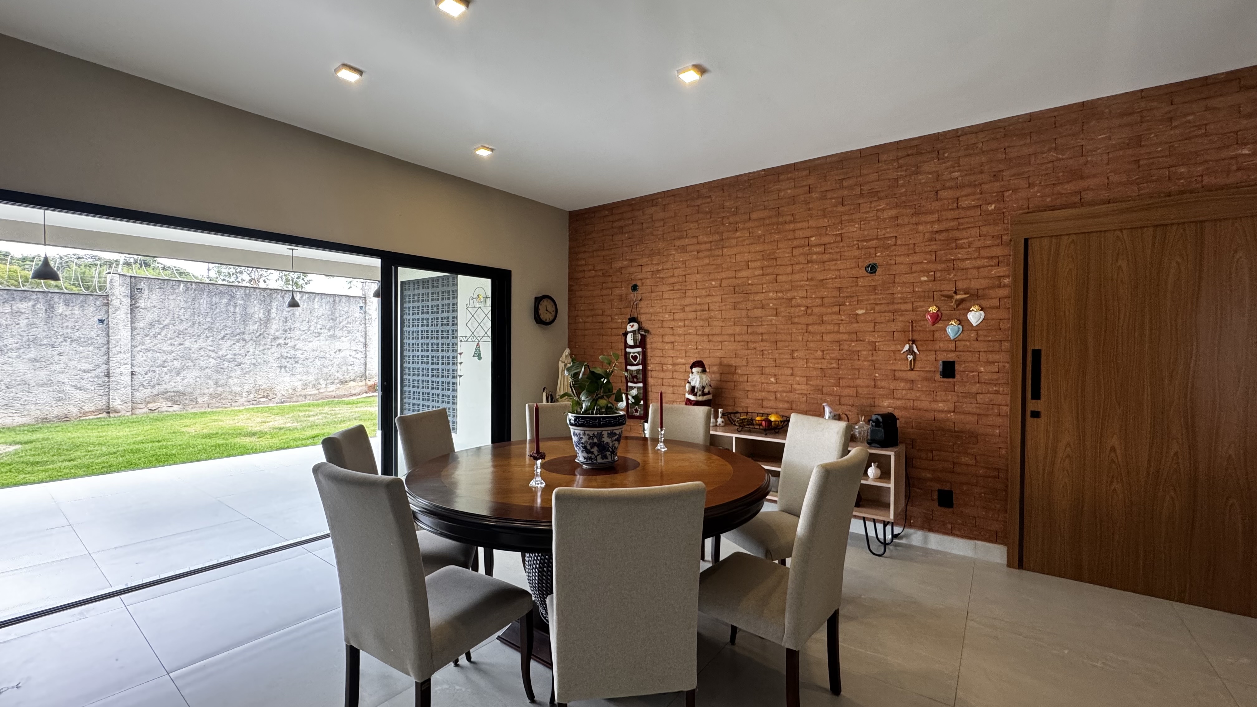 Casa à venda com 3 dormitórios no Condomínio Reserva Bonsucesso em Pindamonhangaba/SP.