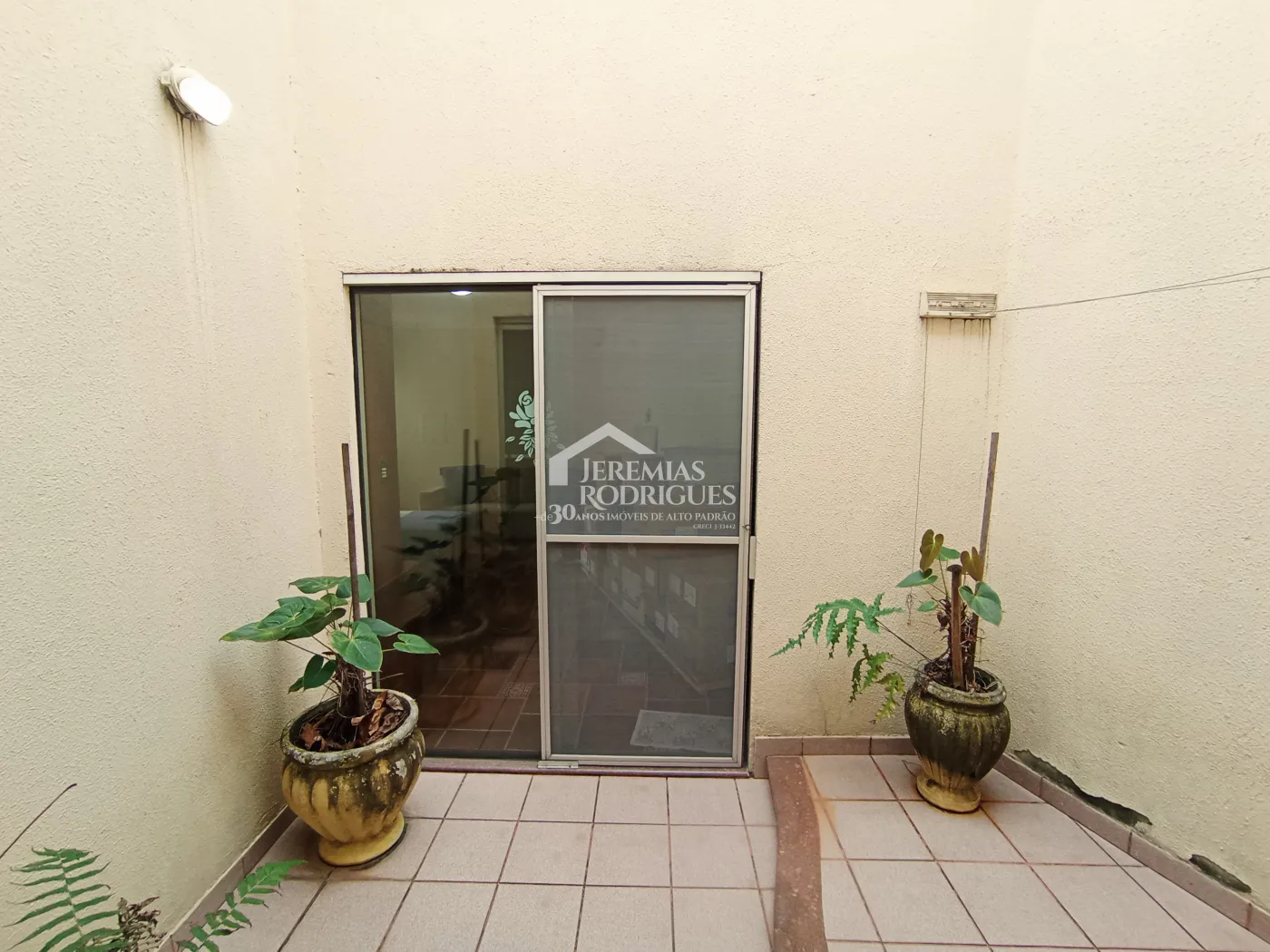 Casa para venda e locação com 3 suítes no bairro Parque das Flores em Taubaté/SP.