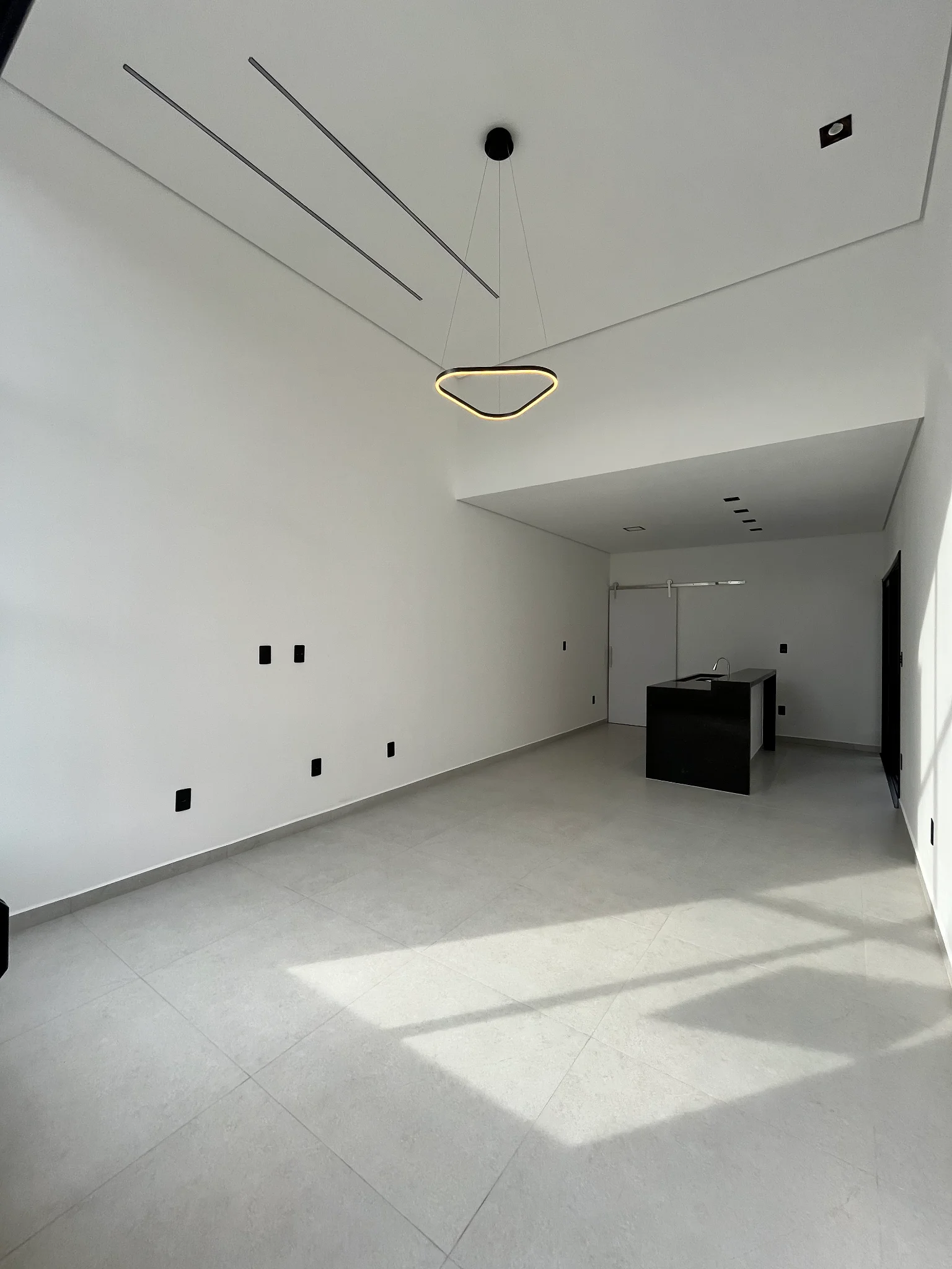 Casa térrea moderna com ilha gourmet à venda no Condomínio Laguna Residencial em Pindamonhangaba/SP