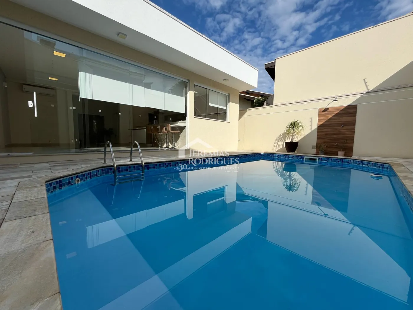 Casa à venda com 4 suítes no Condomínio Taubaté Village em Taubaté/SP.