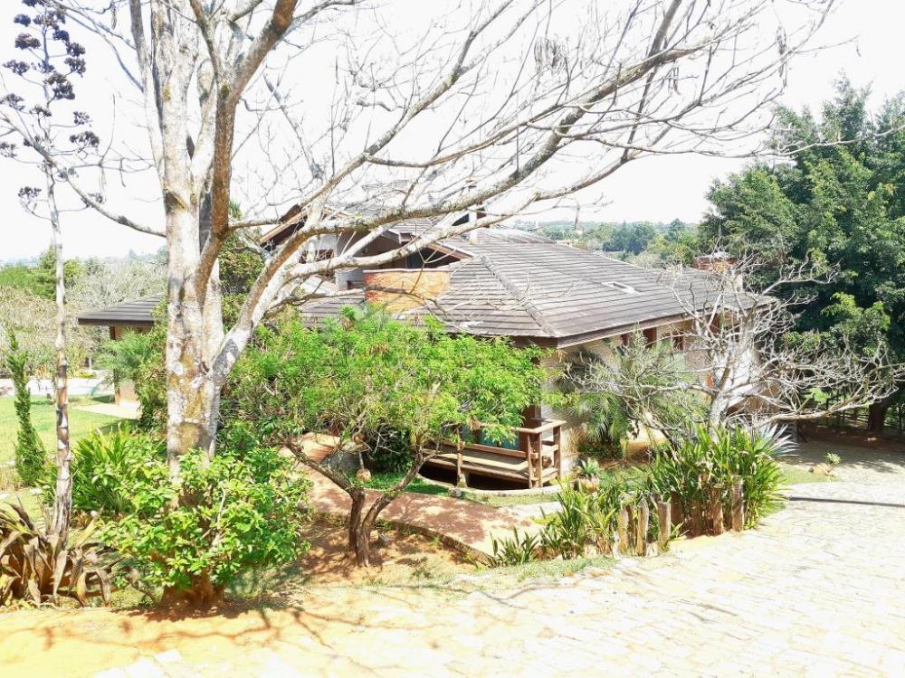 Casa à venda com 6 dormitórios no Condomínio Chácaras Cataguá em Taubaté/SP.