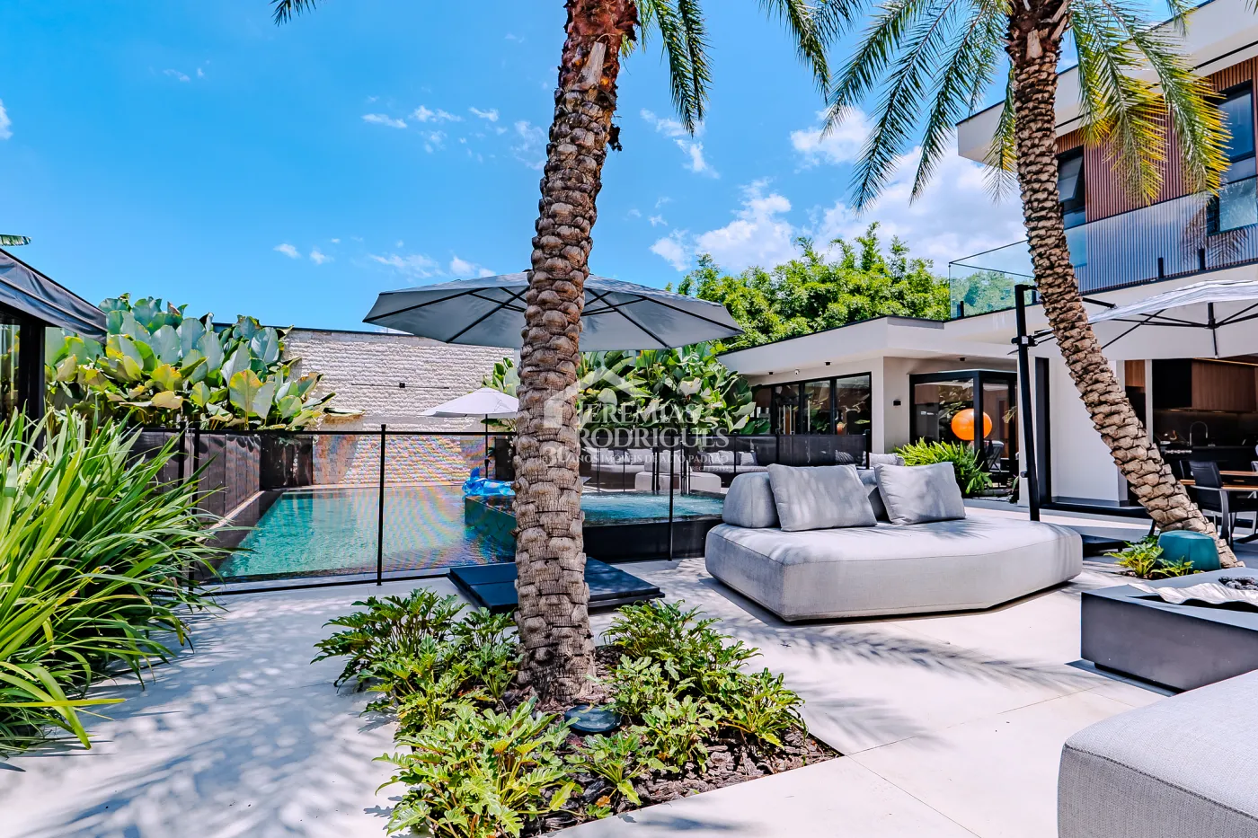 Casa à venda com 4 suítes no Condomínio Taubaté Village em Taubaté/SP.