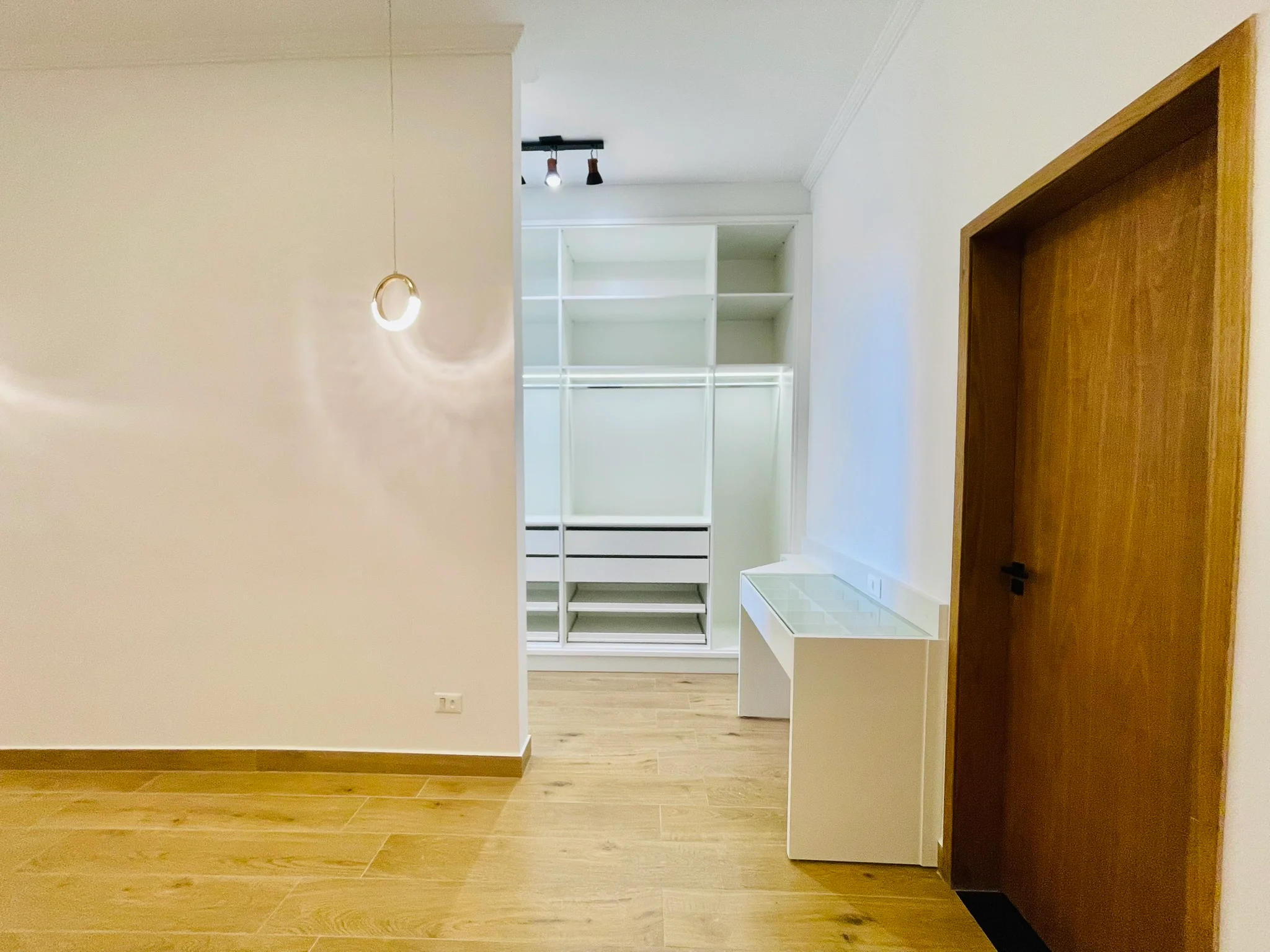 Casa à venda com 4 dormitórios no Condomínio Ouro Ville em Taubaté/SP. 