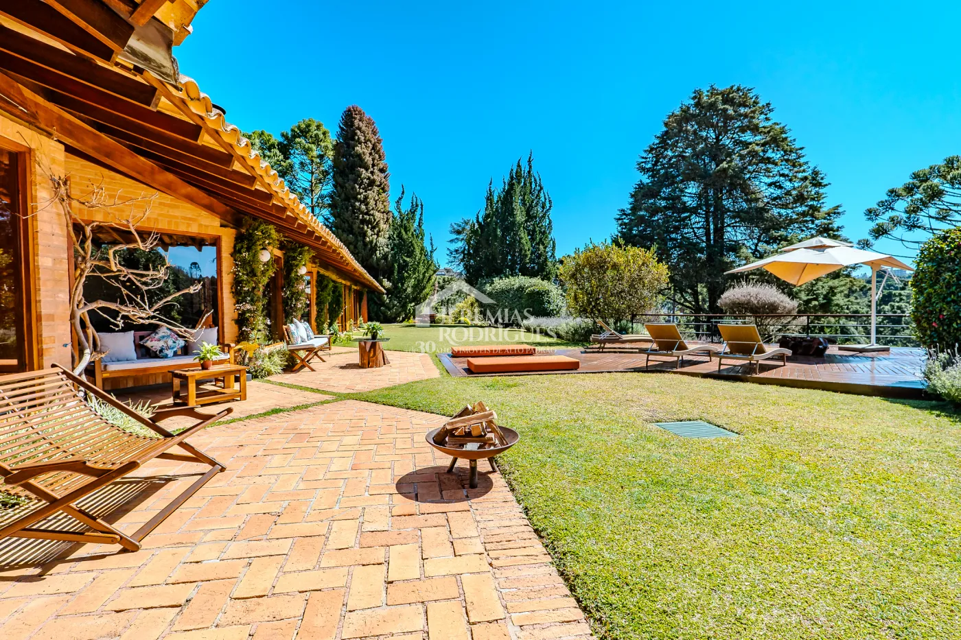 Mansão à venda com 7 suítes no Condomínio Vila Simonsen em Campos do Jordão/SP.