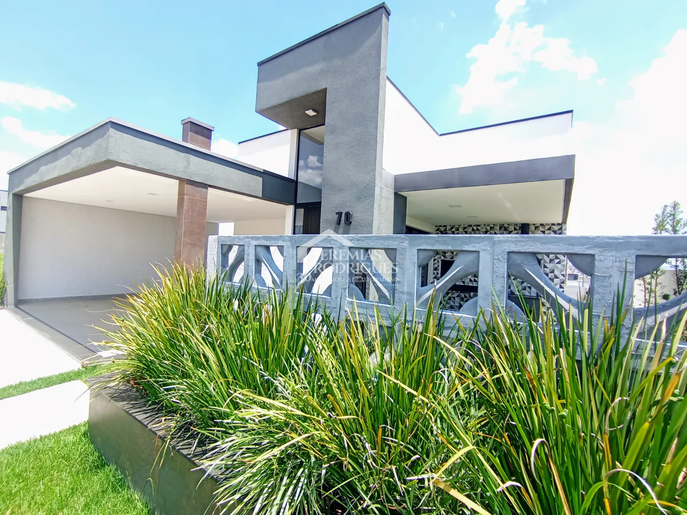 Casa assobradada à venda com 3 suítes no Condomínio Cyrela Landscape em Taubaté/SP.