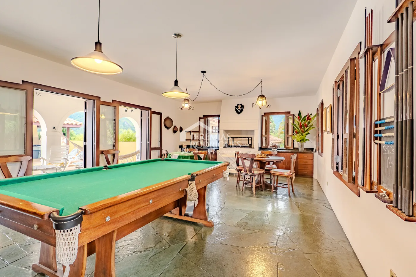 Mansão à venda com 7suítes no Condomínio Santa Rita em Ubatuba/SP.