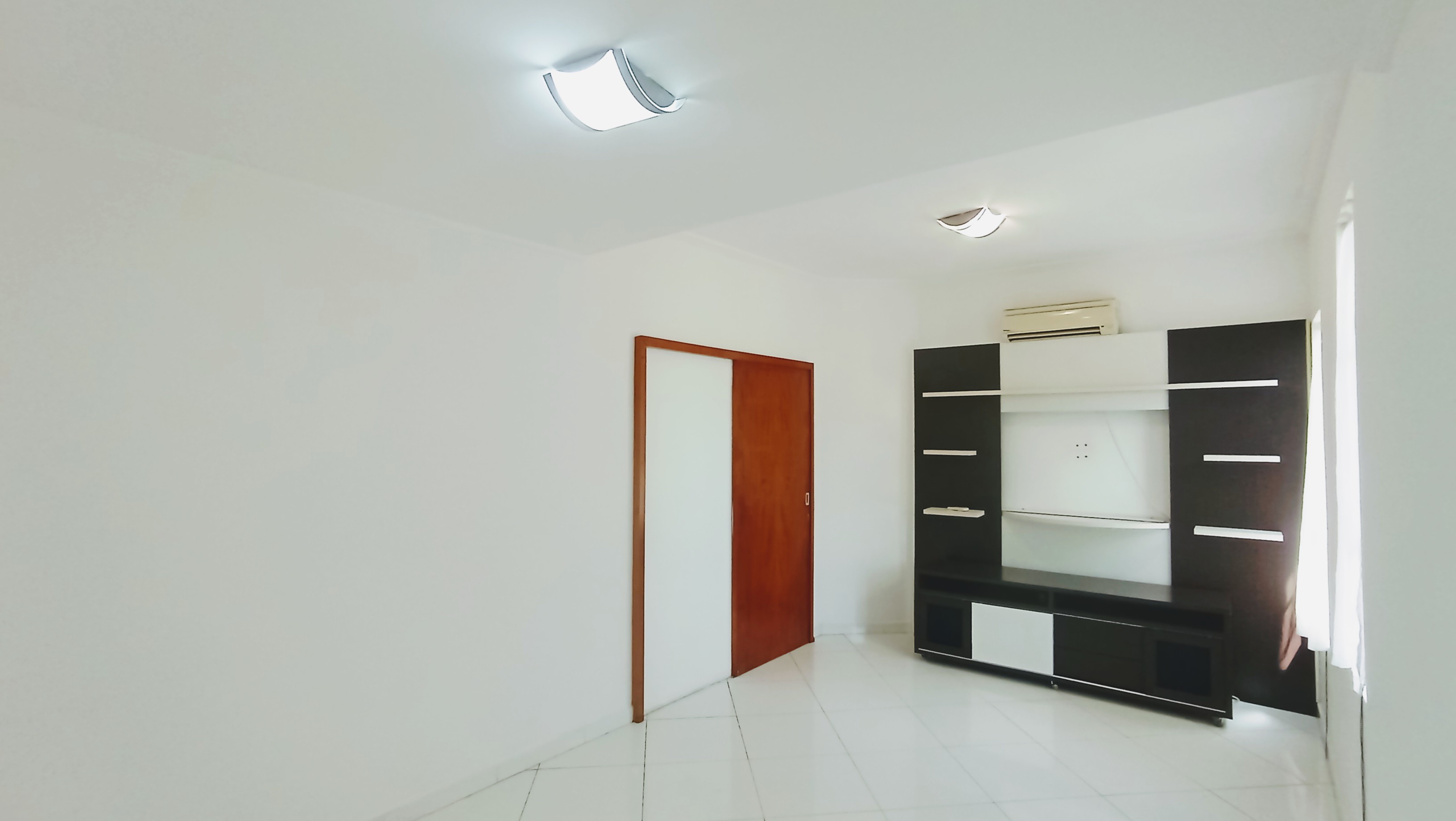 Casa à venda com 4 suítes no Condomínio Real Ville em Pindamonhangaba/SP. 