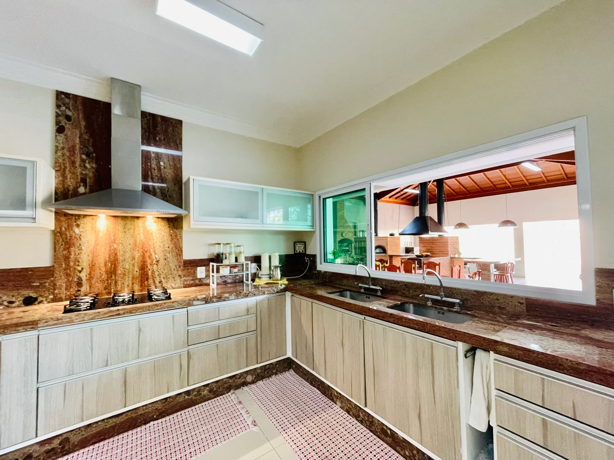 Casa à venda com 4 dormitórios no Condomínio Campos do Conde II em Tremembé/SP.