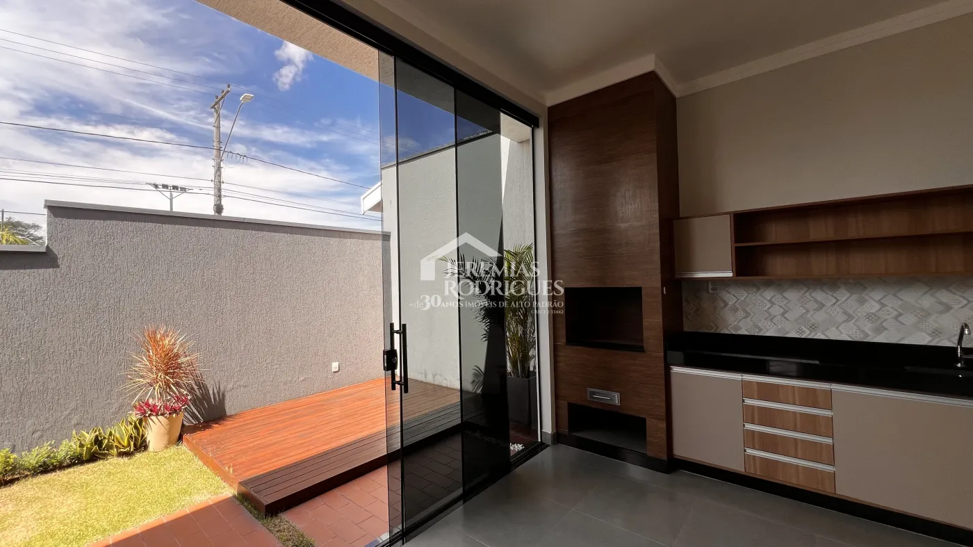 Casa à venda com 3 dormitórios no Condomínio Campos do Conde II em Tremembé/SP.