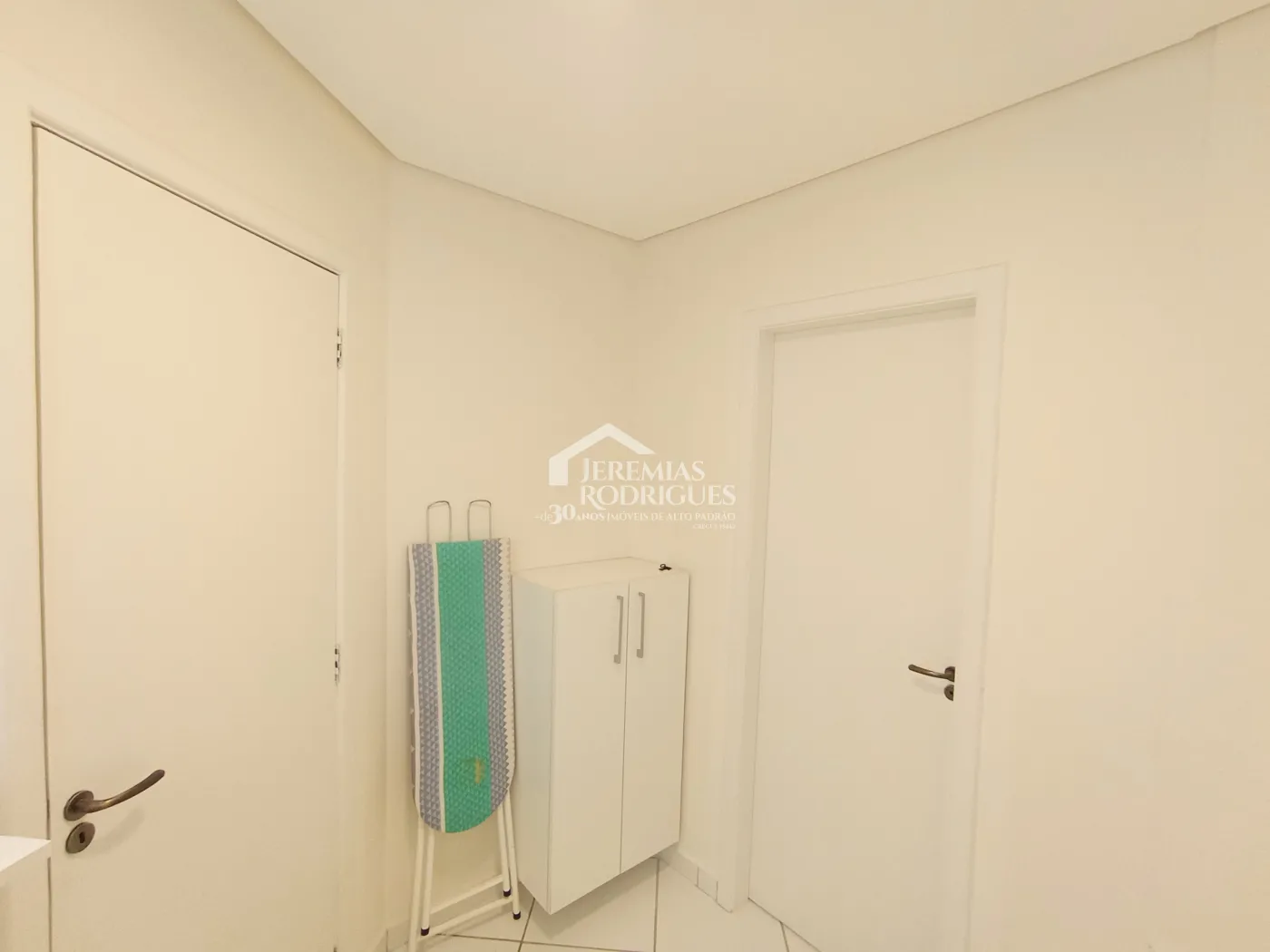 Apartamento duplex à venda com 4 suítes, 401 m² no Condomínio Chateau D Amboise em Campos do Jordão/SP.