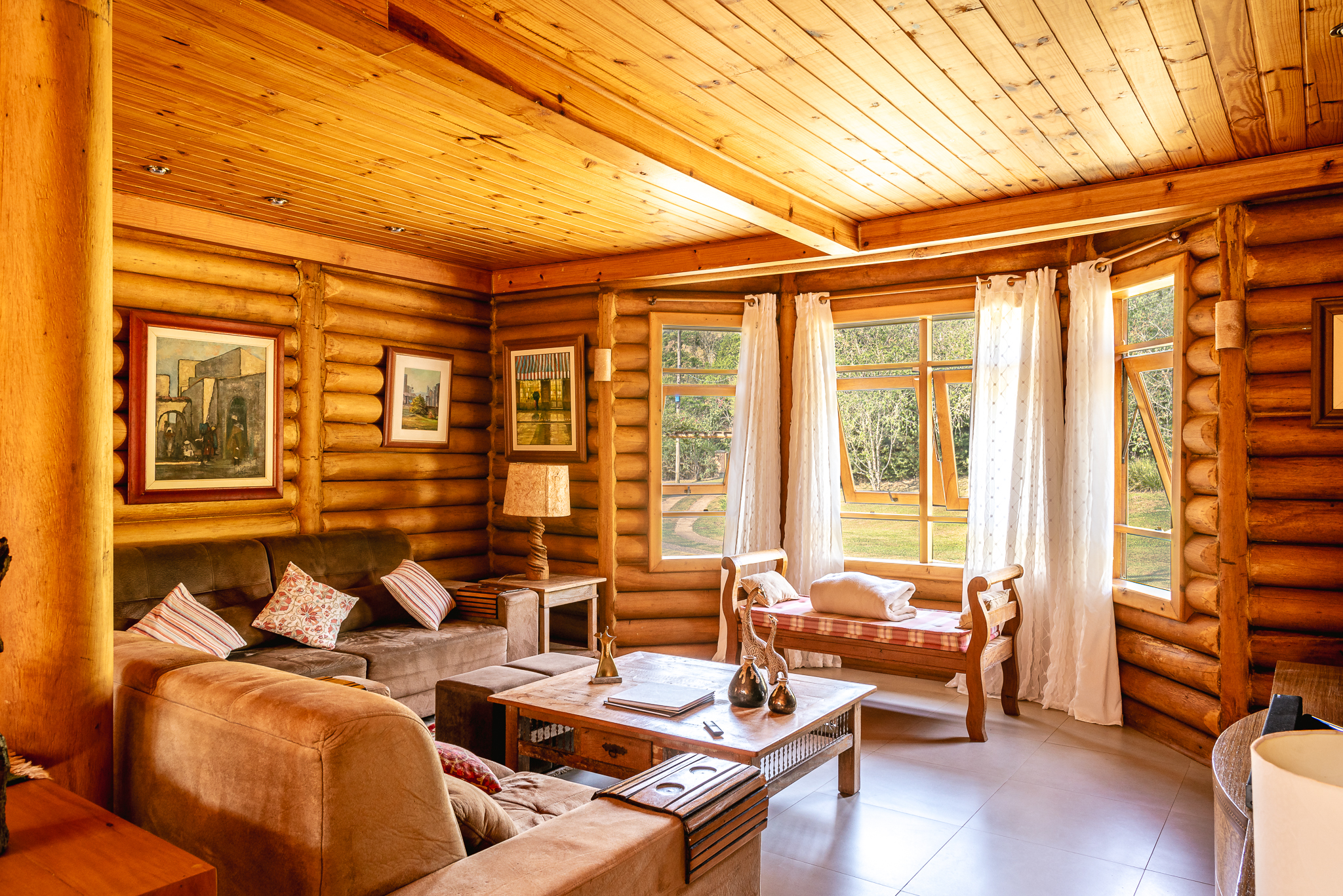 Casa à venda com 4 suítes no Condomínio Country Club em Santo Antônio do Pinhal/SP.