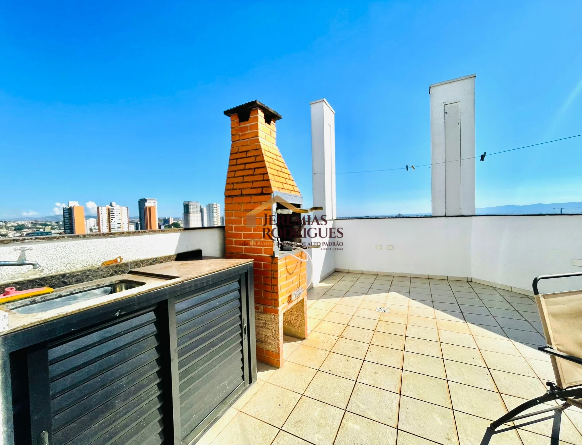 Cobertura Duplex semimobiliada para locação no Edifício Village Towers em Taubaté/SP.