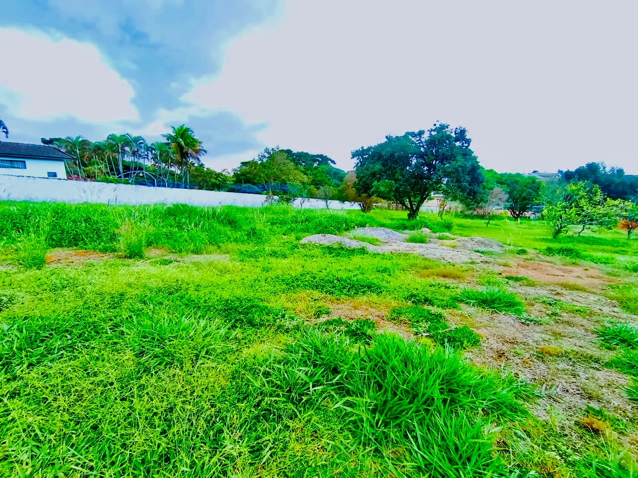 Terreno à venda com 2.500 m² no Condomínio Chácaras Cataguá em Taubaté/SP. 