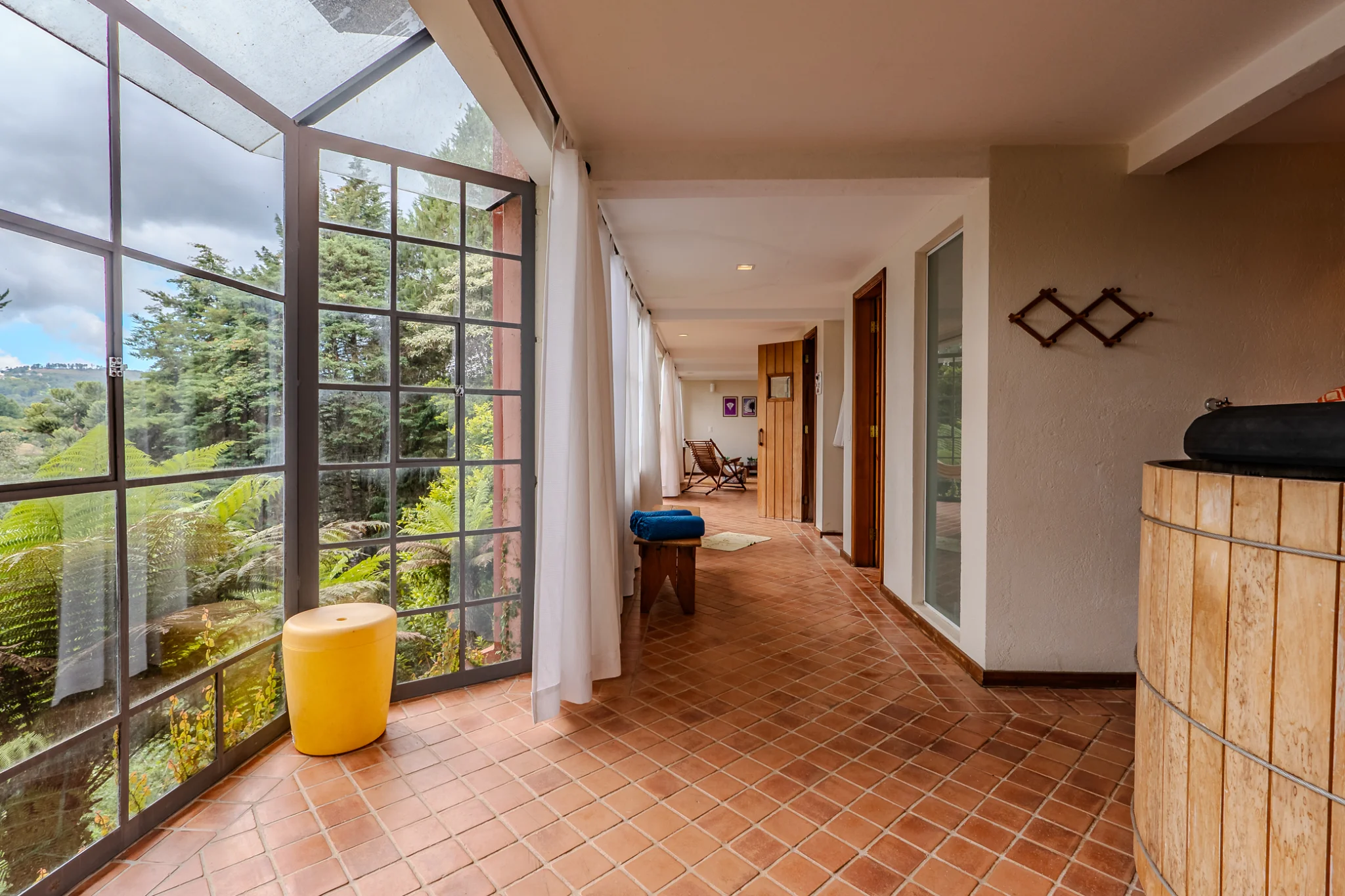 Casa estilo Toscana à venda com 4 suítes no Condomínio Vila Simonsen em Campos do Jordão/SP. 