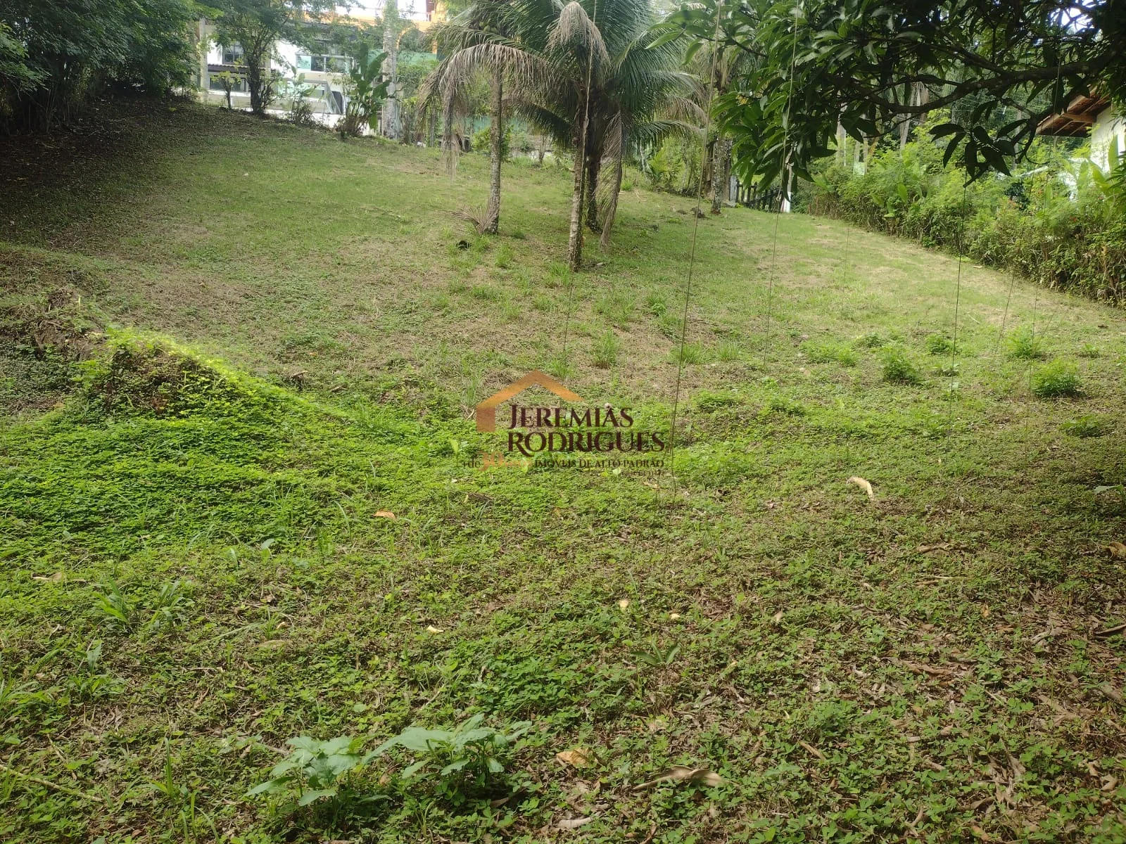 Terreno pé na areia à venda no Condomínio Santa Rita em Ubatuba/SP.