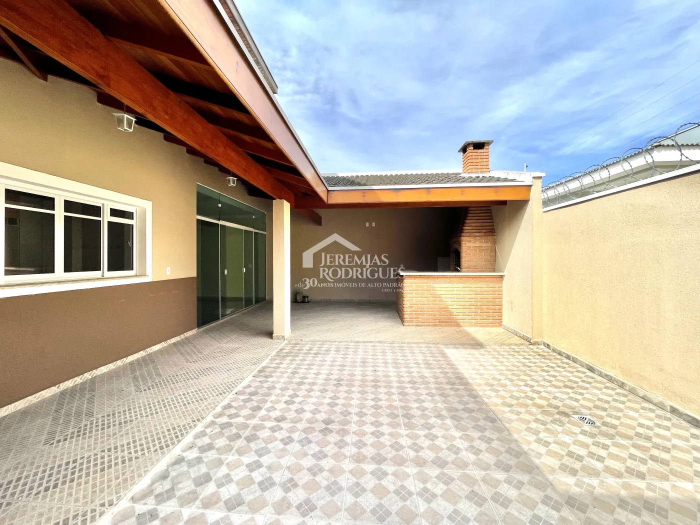 Casa para locação com 3 suítes no Condomínio Campos do Conde III em Tremembé/SP. 