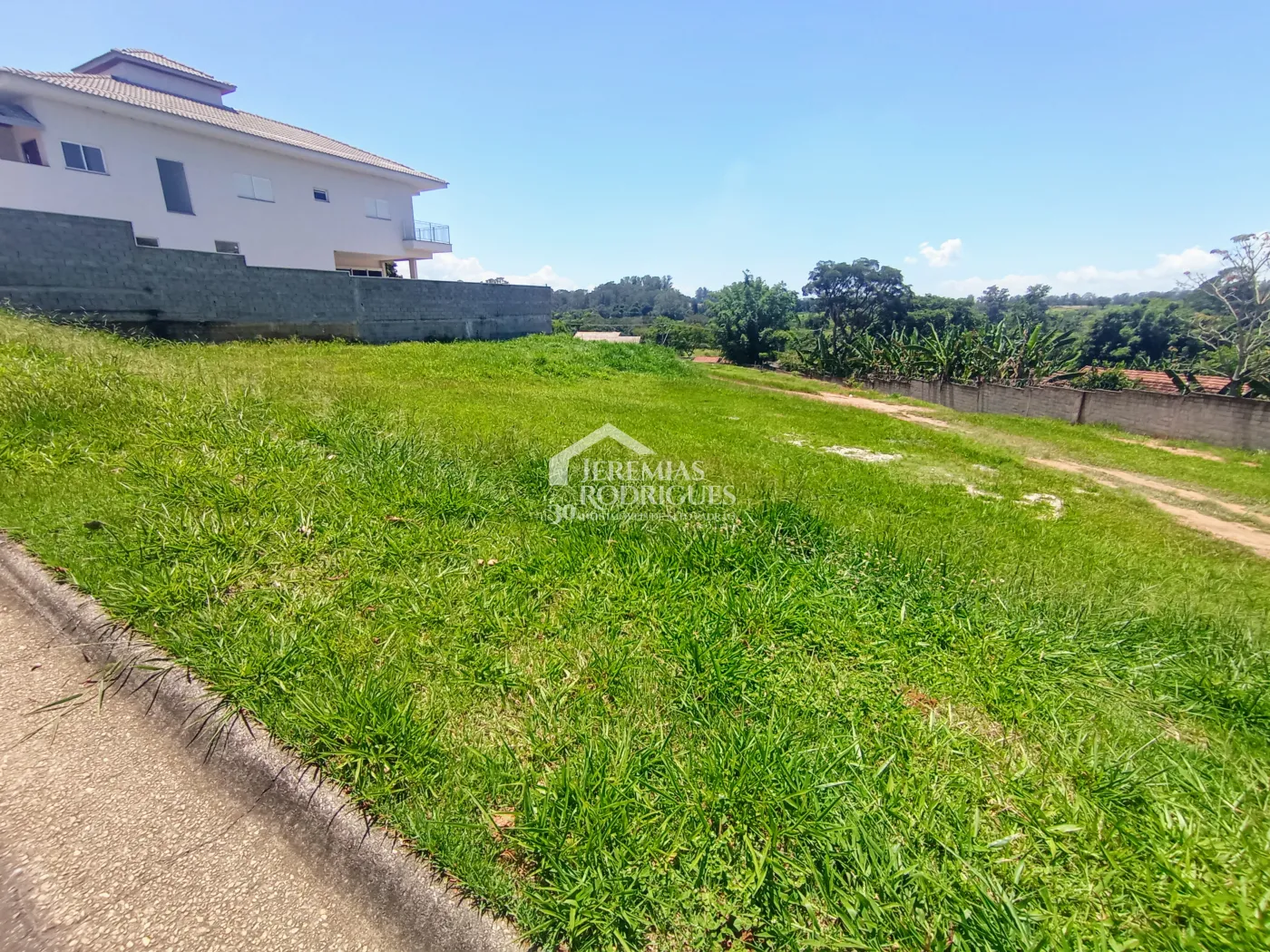 Terreno à venda com 412 m² no Condomínio Reserva dos Lagos em Pindamonhangaba/SP.