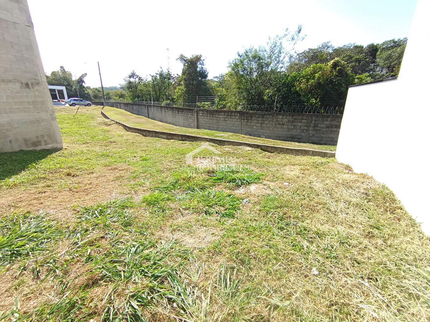 Terreno à venda com 332 m² no Condomínio Parque das Araucárias, em Tremembé/SP.
