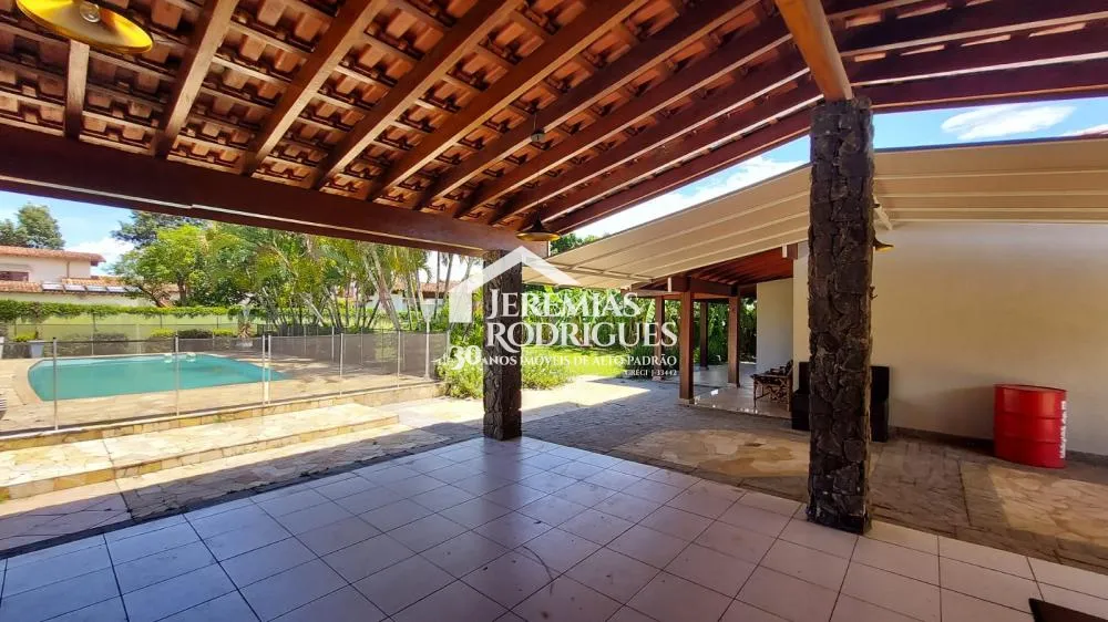 Casa térrea com 5 dorm - Condomínio Village Paineiras.