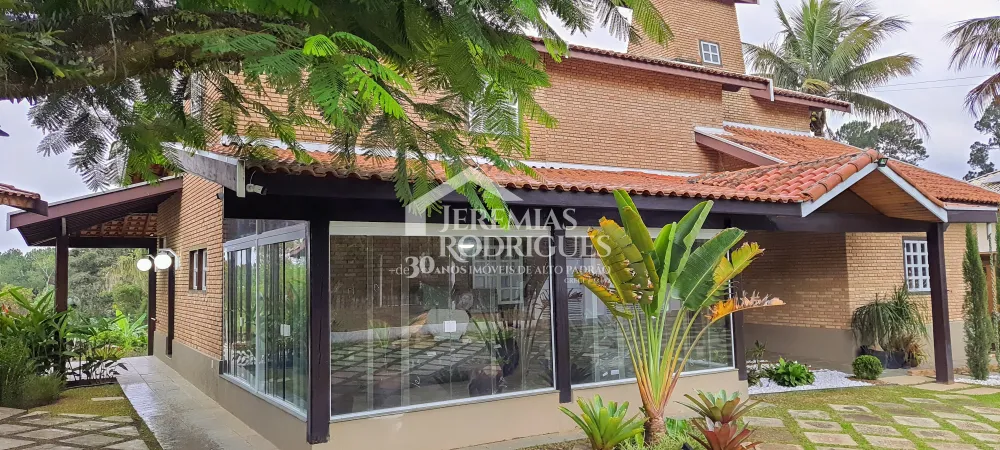 A Imobiliária Jeremias Rodrigues Imóveis de Alto Padrão disponibiliza para venda e locação essa casa no Condomínio Chácaras Cataguá em Taubaté/SP.