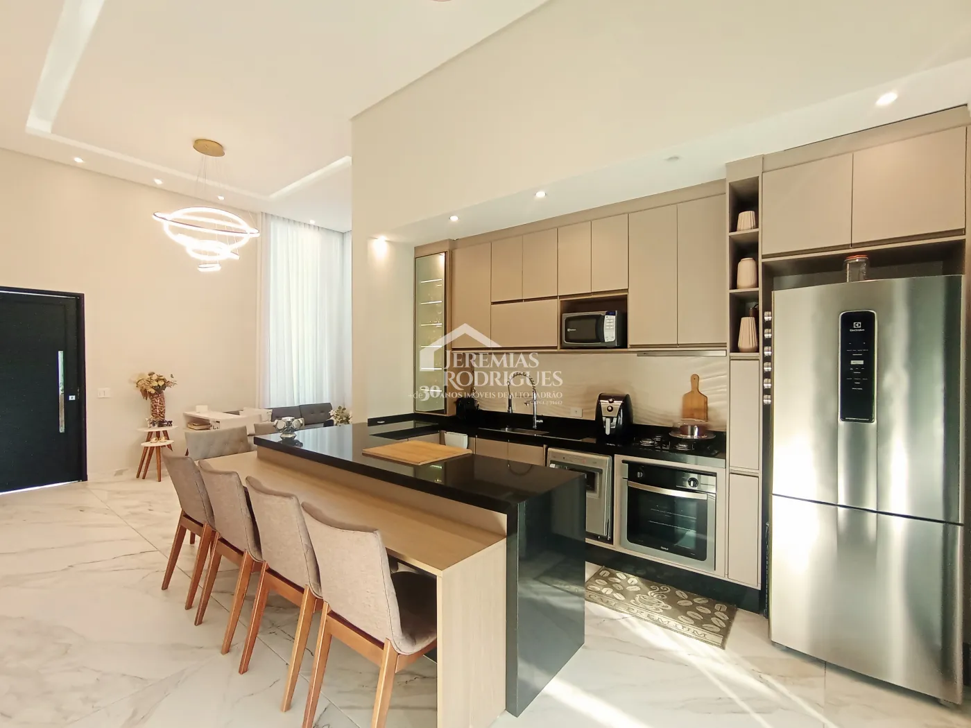 Casa à venda com 3 dormitórios no Condomínio Terras do Vale em Caçapava/SP.