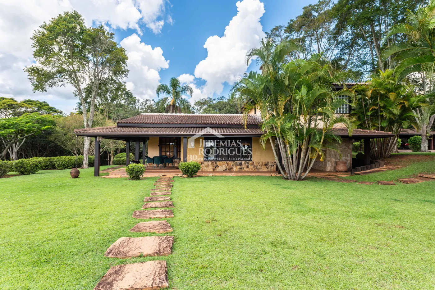 Sitio com 9 suítes, 2.600 m² - Piracaia/SP.