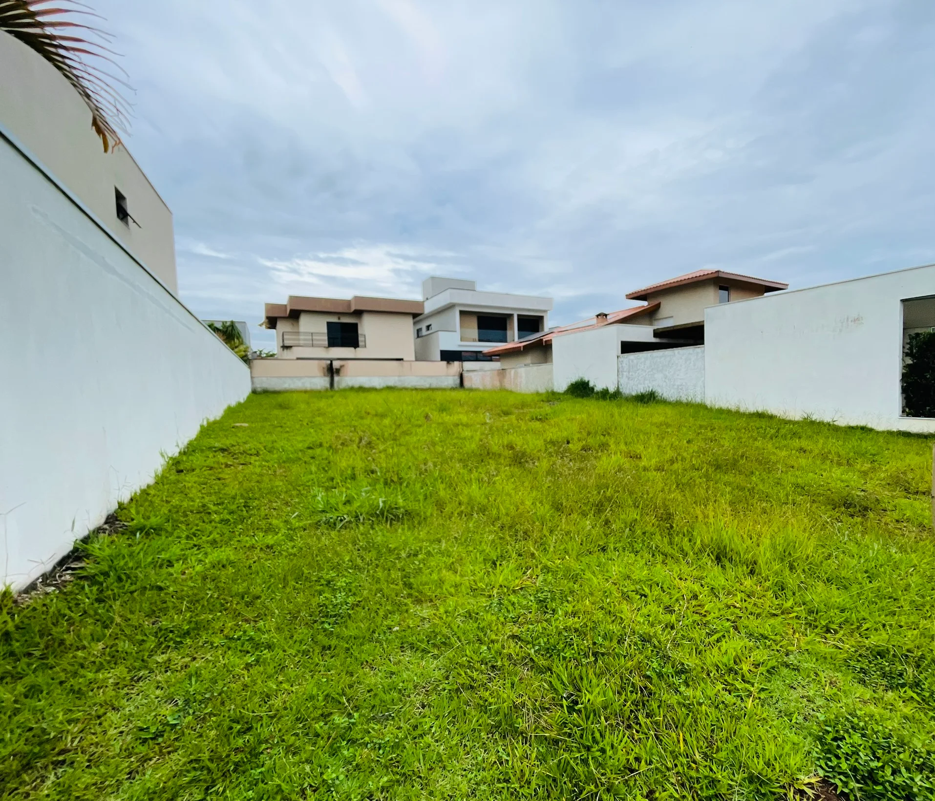 Terreno com 403 m² no Condomínio Ouro Ville em Taubaté/SP. 