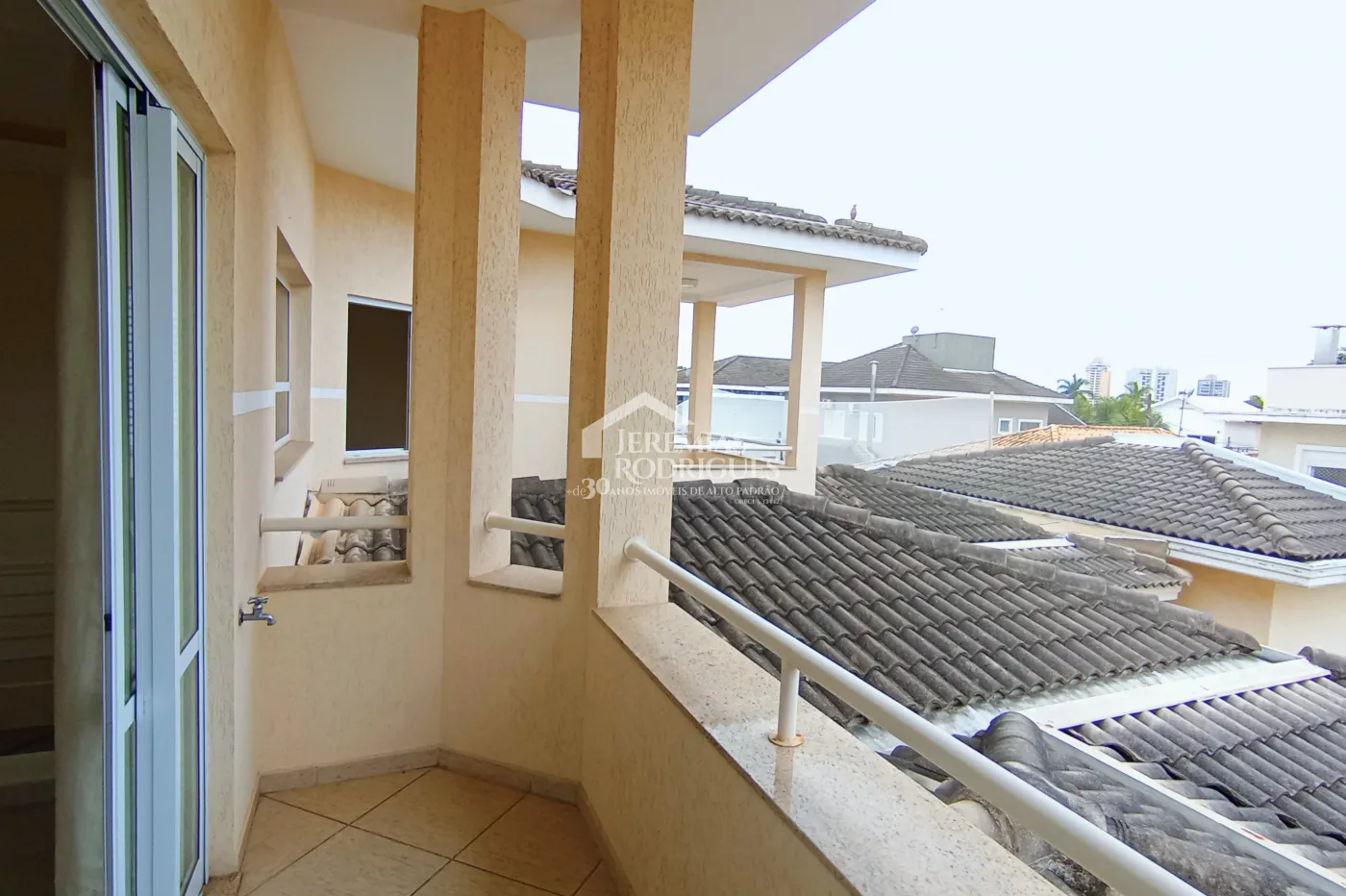 Casa à venda com 5 dormitórios no Condomínio Taubaté Village em Taubaté/SP.