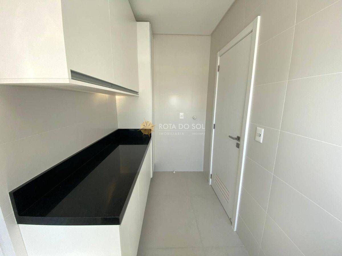 Apartamento temporada perto do McDonald's Meia Praia 3 suítes