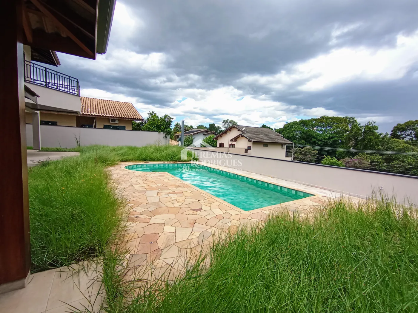 Casa à venda e locação com 4 suítes no Condomínio Colonial Village I em Pindamonhangaba/SP.