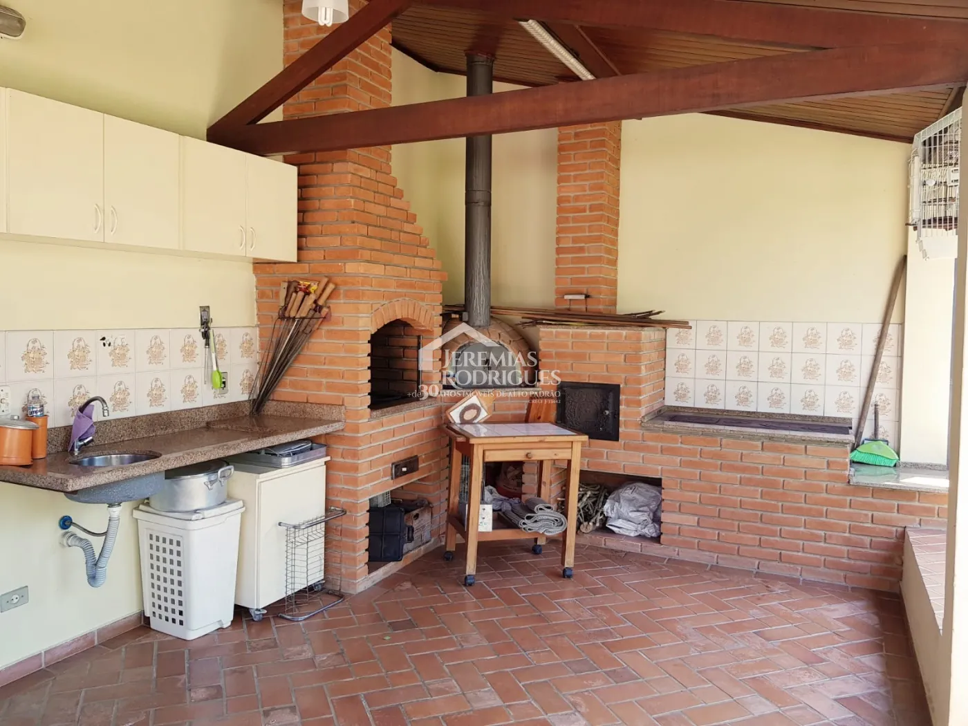 Casa para venda e locação com 3 suítes no bairro Parque das Flores em Taubaté/SP.