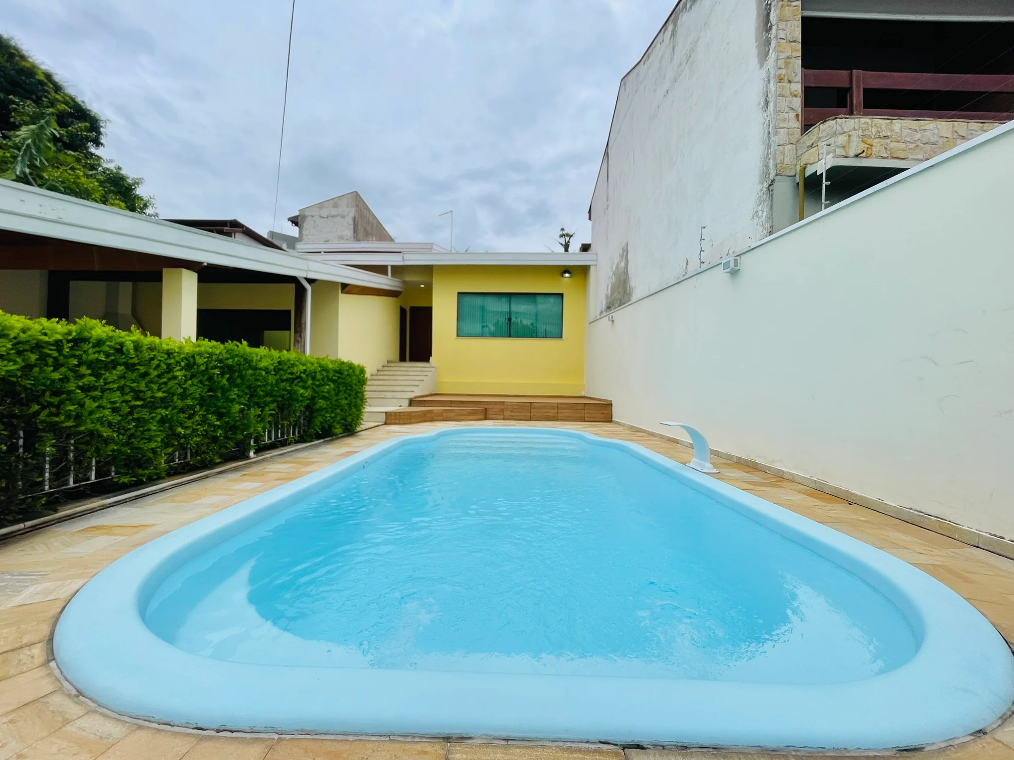 Casa à venda com 3 dormitórios no bairro Jardim das Nações em Taubaté/SP. 