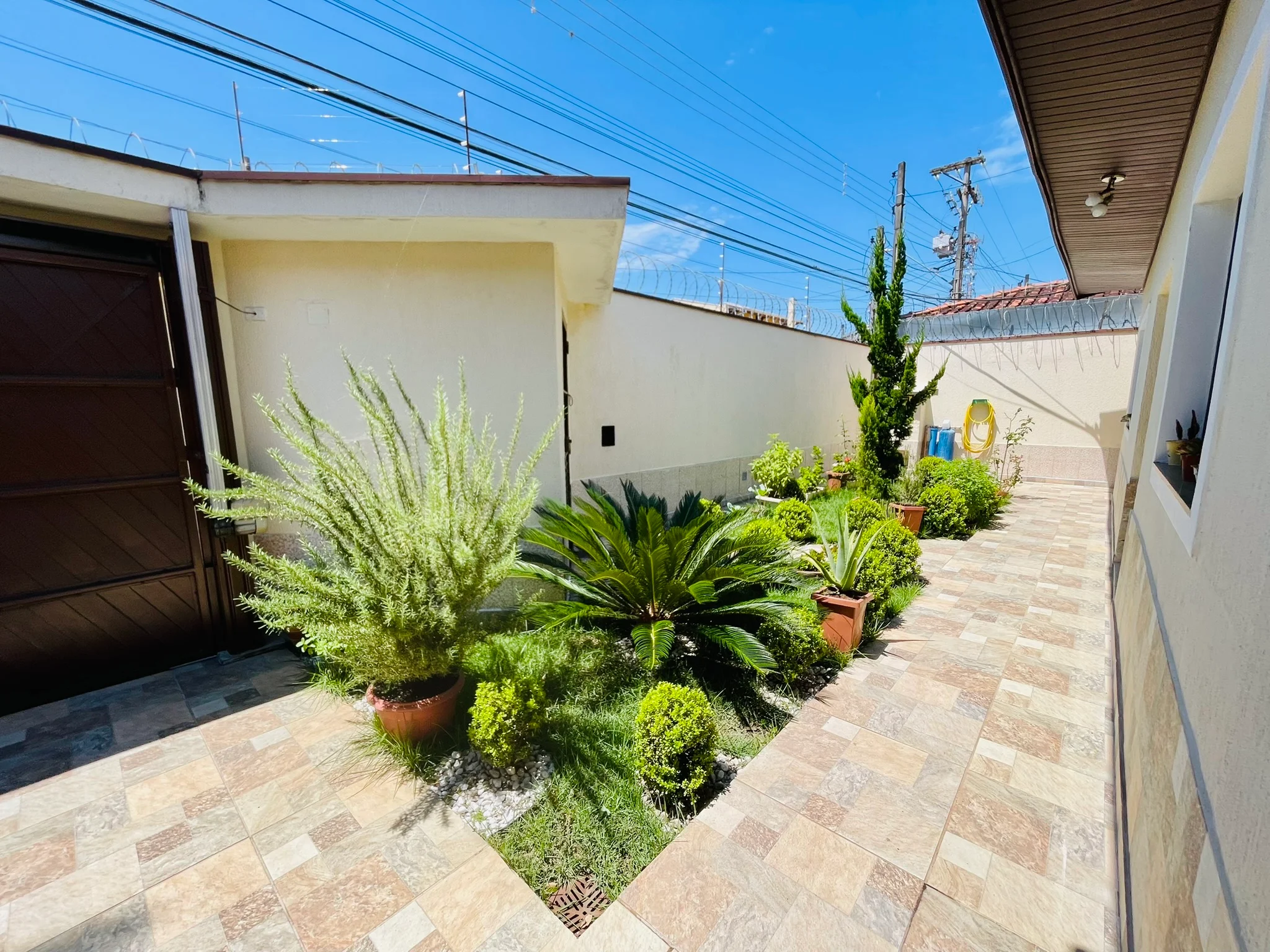 Casa à venda com 5 dormitórios no bairro Esplanada Independência em Taubaté/SP. 