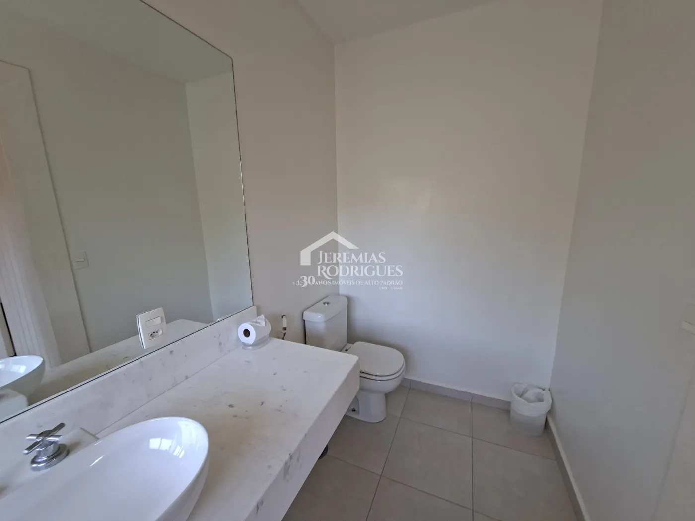 Casa à venda com 4 dormitórios no Condomínio Jardim Véu da Noiva em Campos do Jordão/SP.