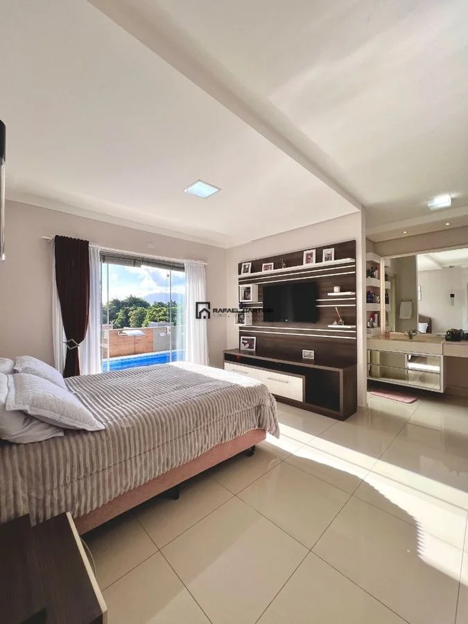 CASA COM PISCINA NO BAIRRO AMIZADE
