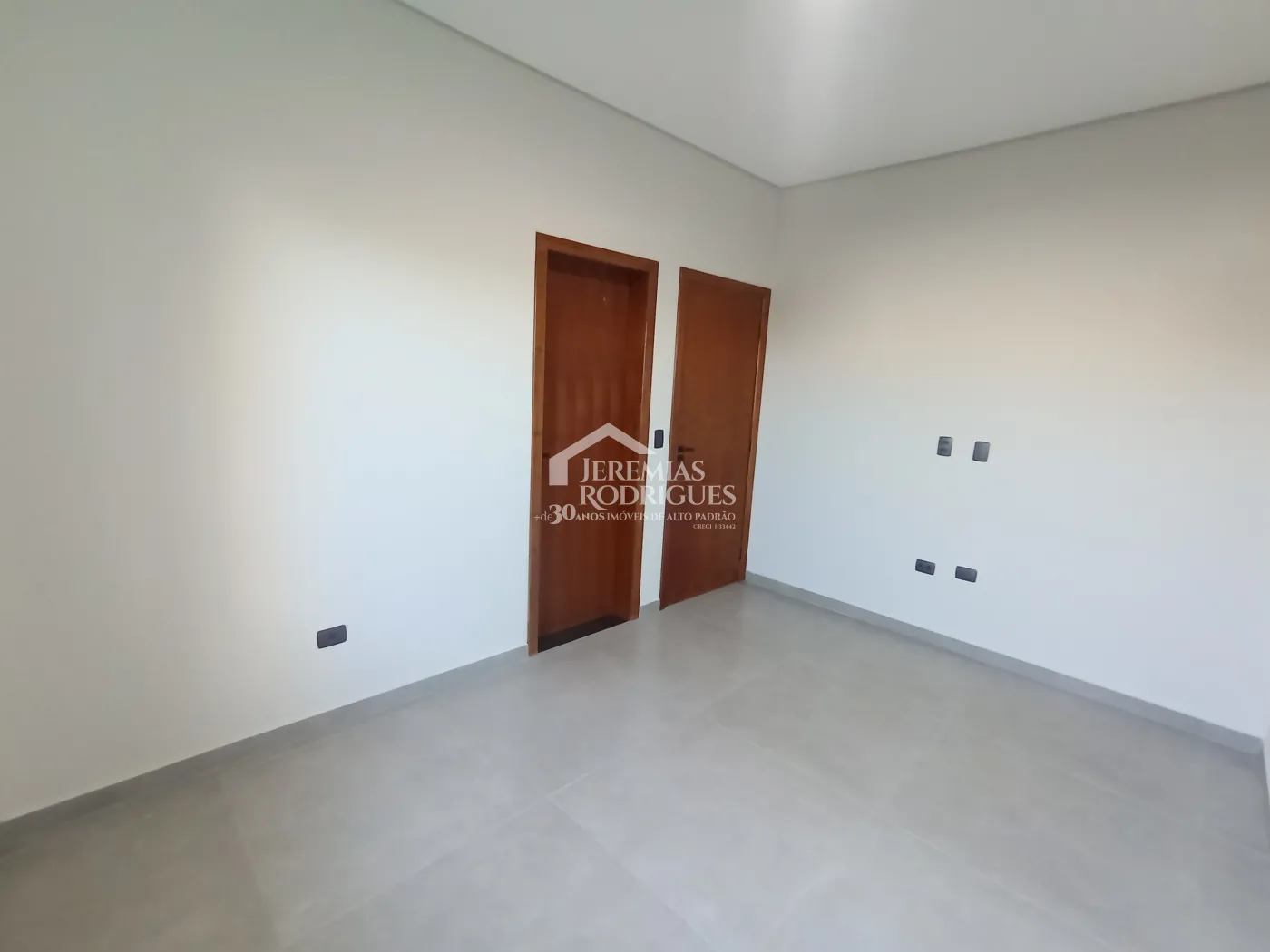 Casa à venda com 3 suítes no Condomínio Quinta das Palmeiras em Taubaté/SP.