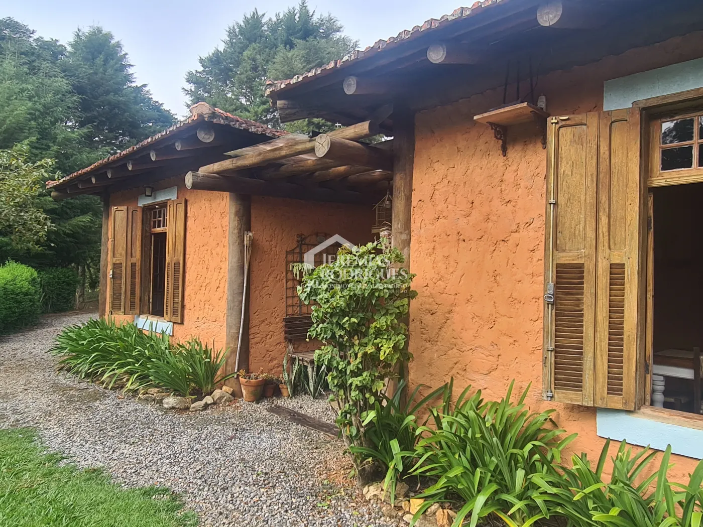 Chácara à venda com 400 m² no bairro Santa Cruz em Santo Antônio do Pinhal/SP.