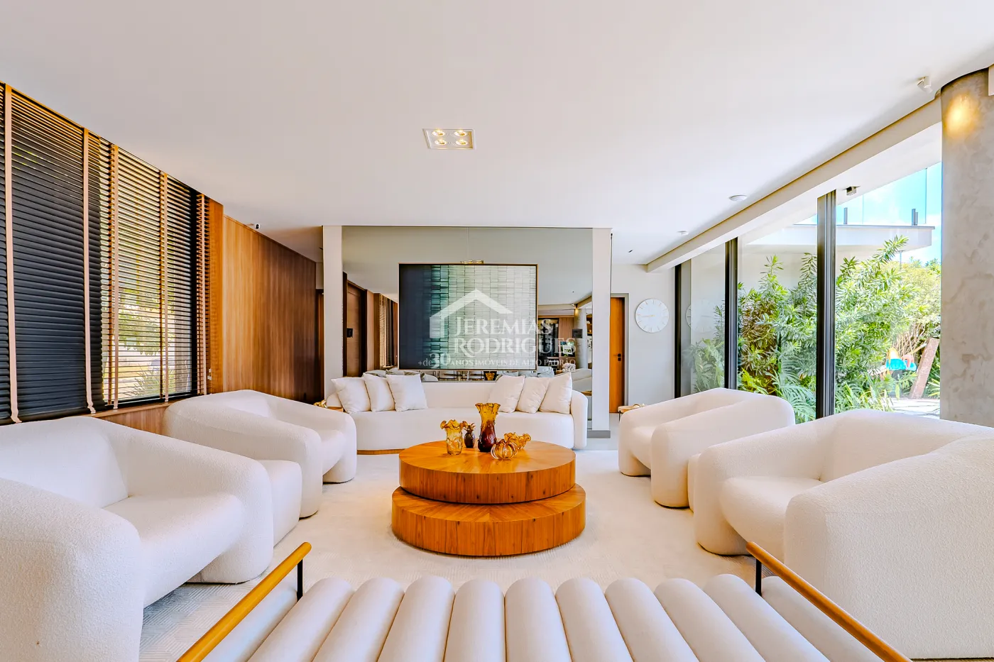 Casa à venda com 4 suítes no Condomínio Taubaté Village em Taubaté/SP.