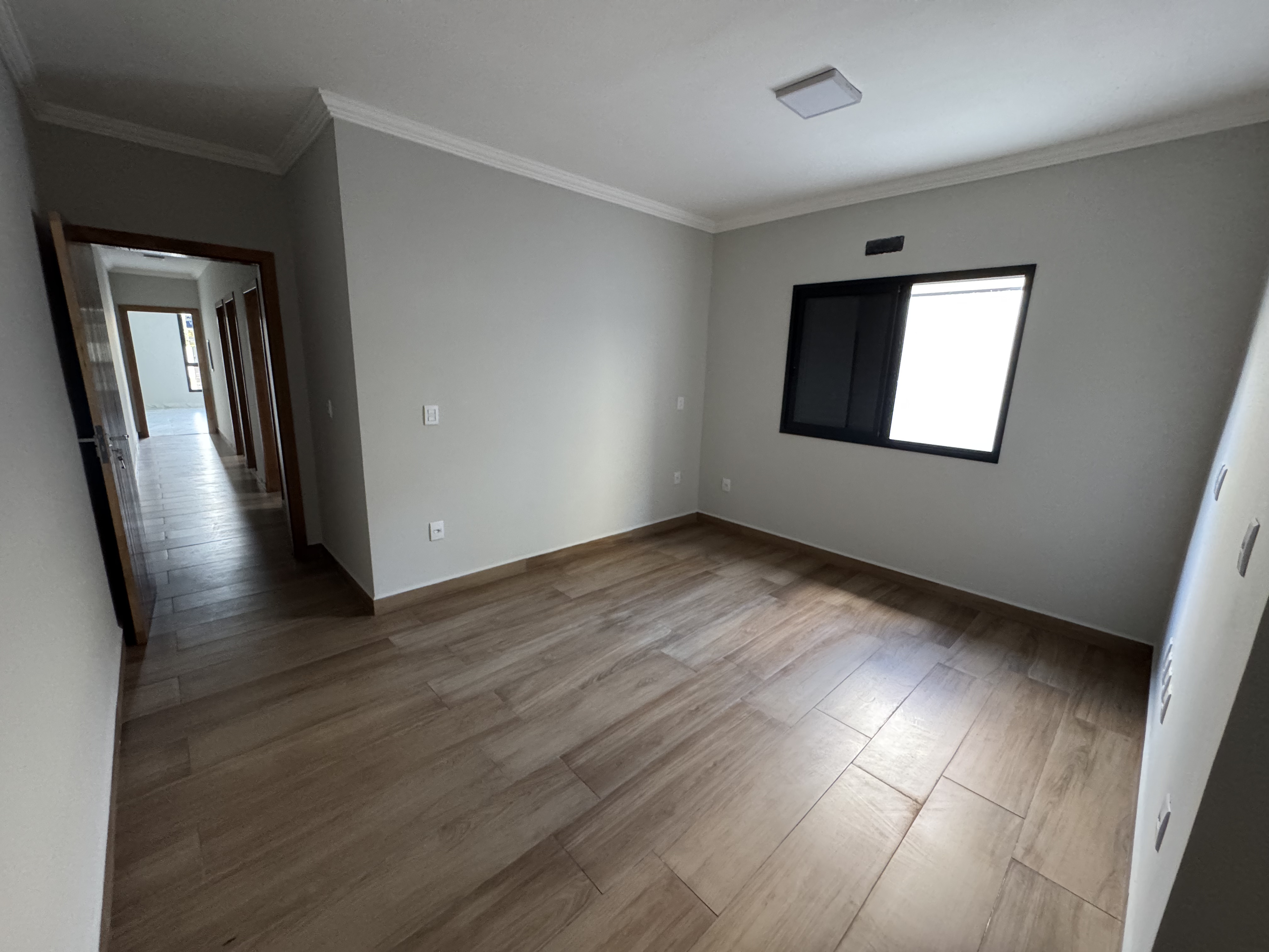 Casa à venda com 3 dormitórios no Condomínio Laguna em Pindamonhangaba/SP.
