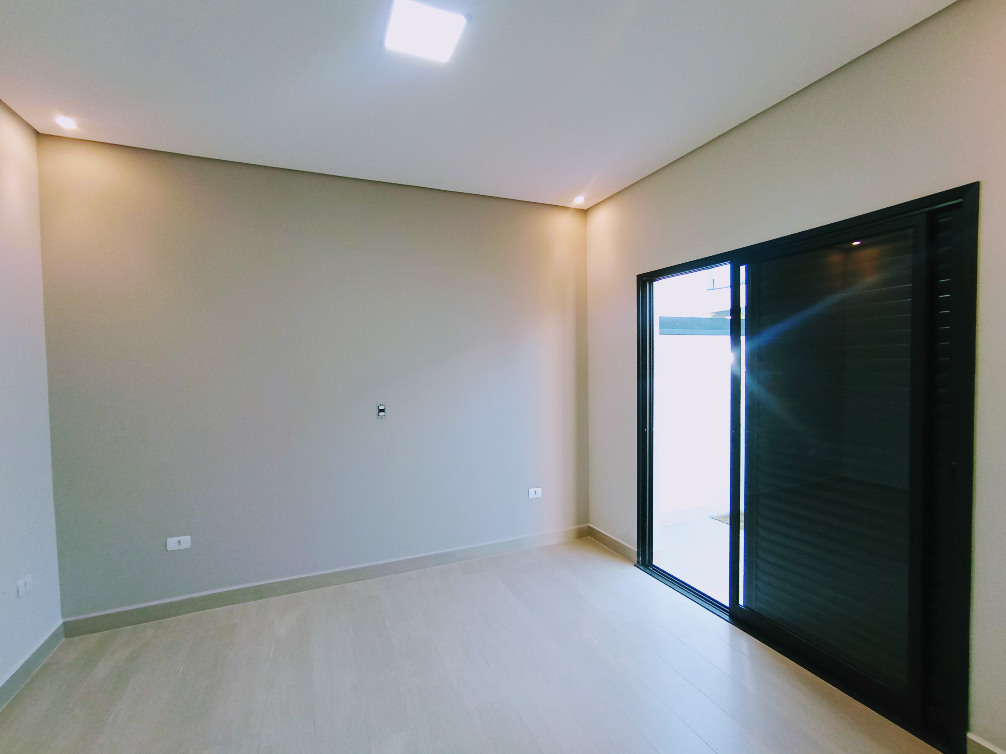 Casa à venda com 3 dormitórios no Condomínio Ouro Ville em Taubaté/SP.