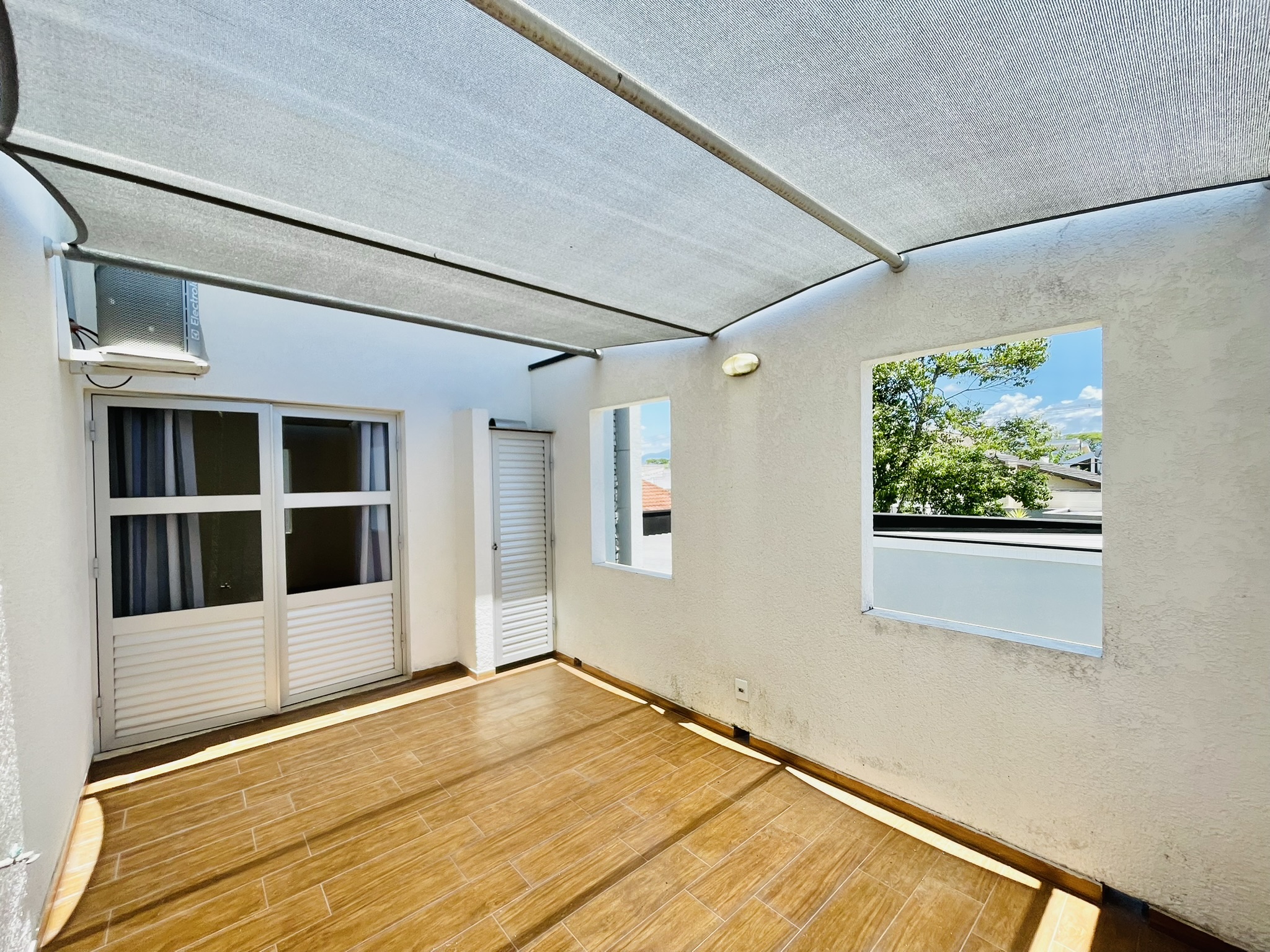 Casa à venda com 3 suítes no Condomínio Campos do Conde II em Tremembé/SP.