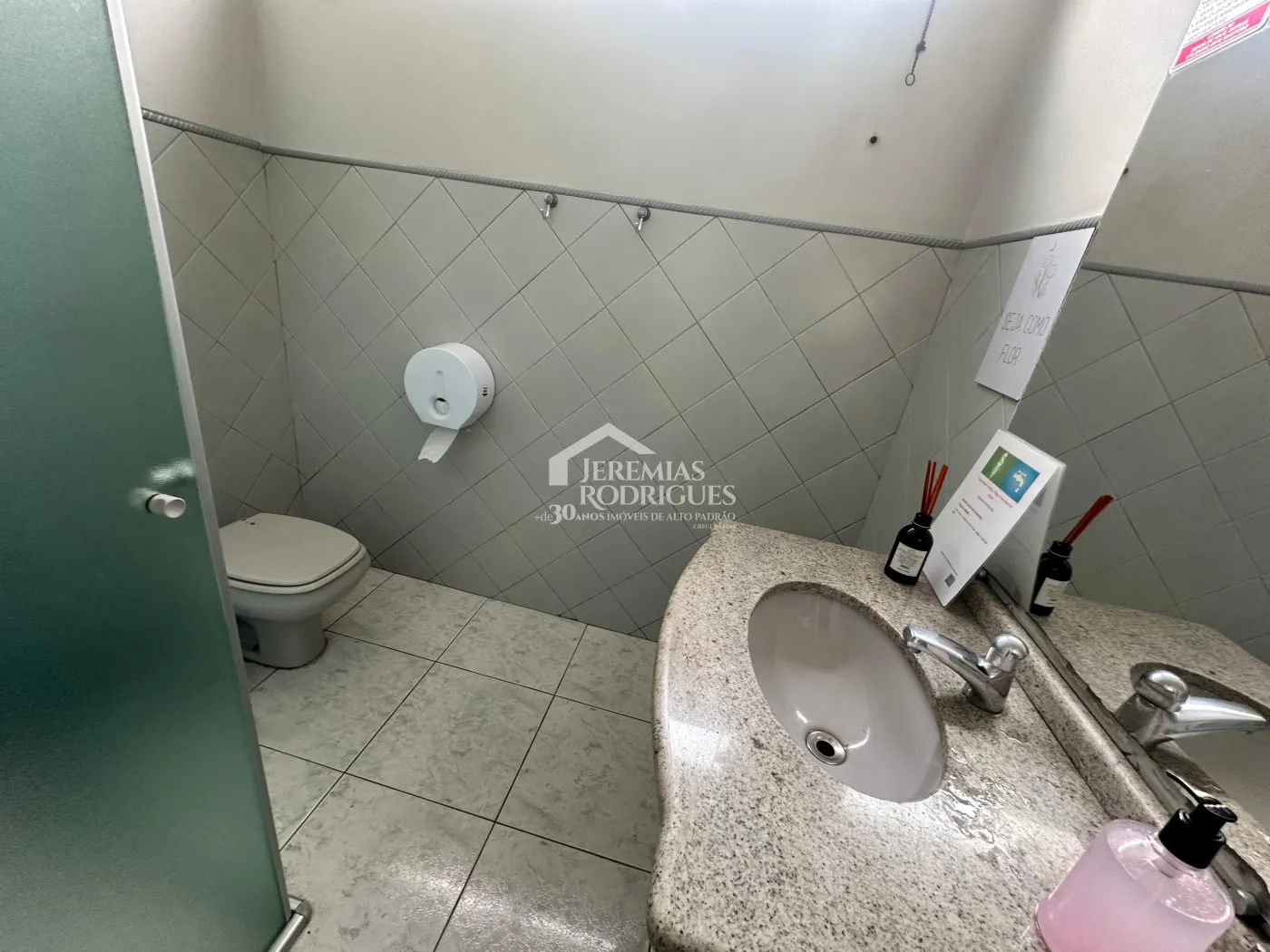 Sala comercial para locação com 34 m² no Centro de Pindamonhangaba/SP.