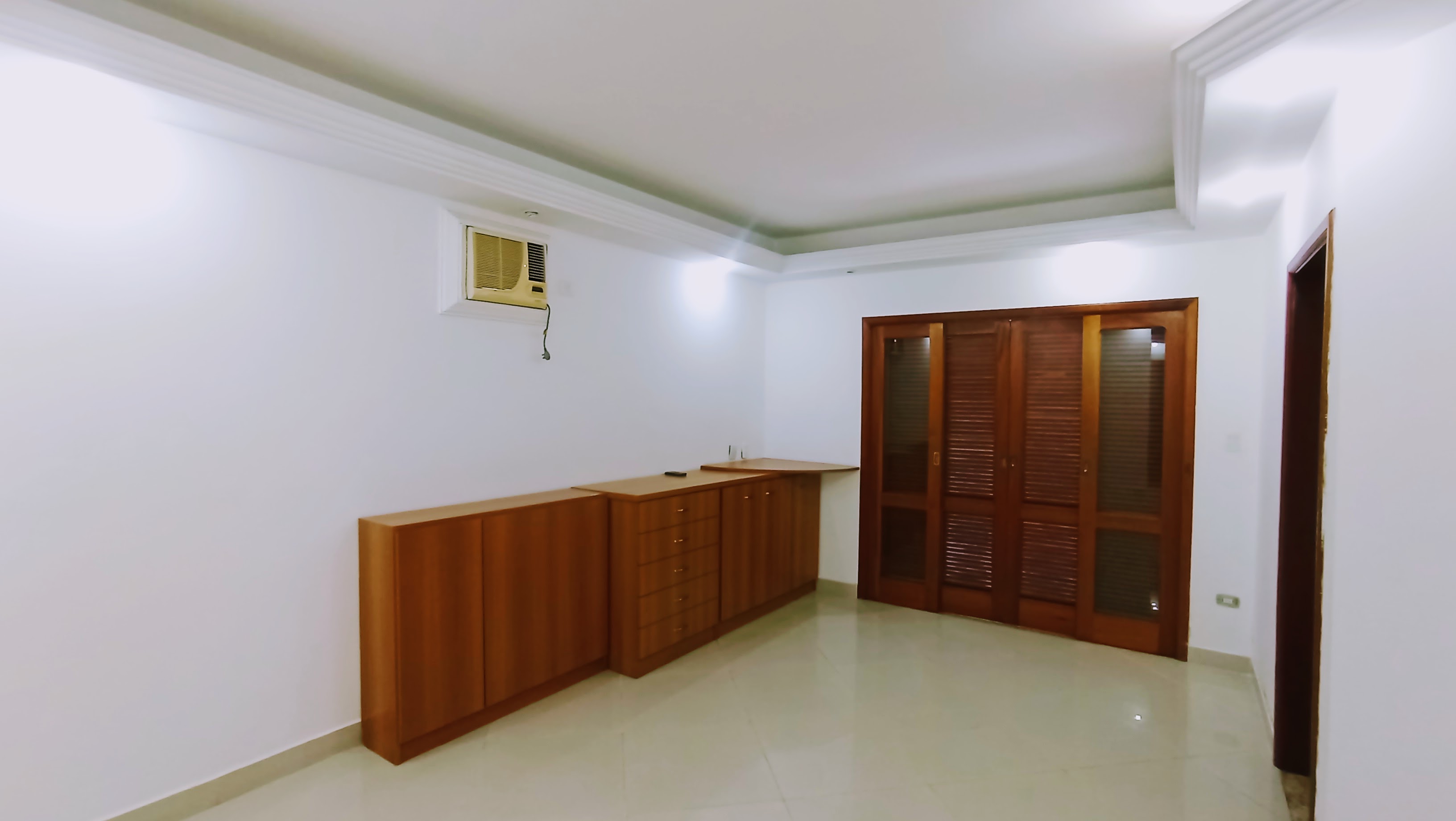 Casa à venda com 3 dormitórios no Condomínio Taubaté Village em Taubaté/SP.