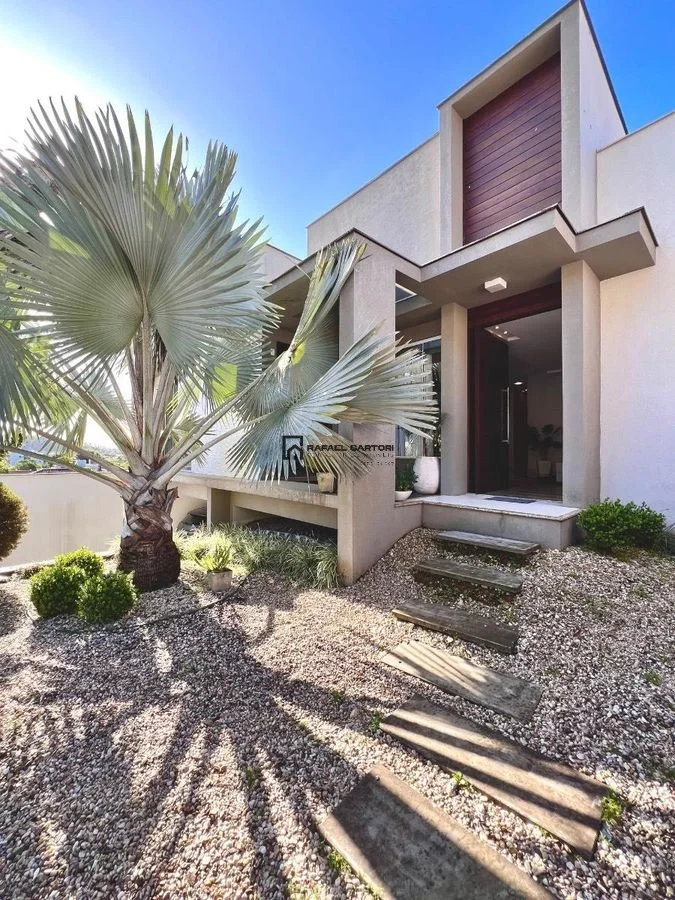 CASA COM PISCINA NO BAIRRO AMIZADE